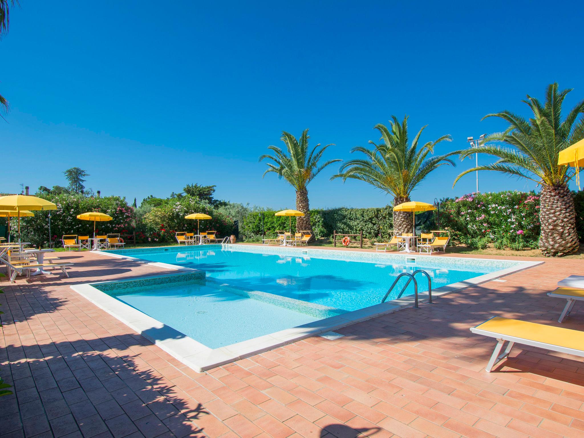 Photo 3 - Appartement de 2 chambres à Cecina avec piscine et vues à la mer