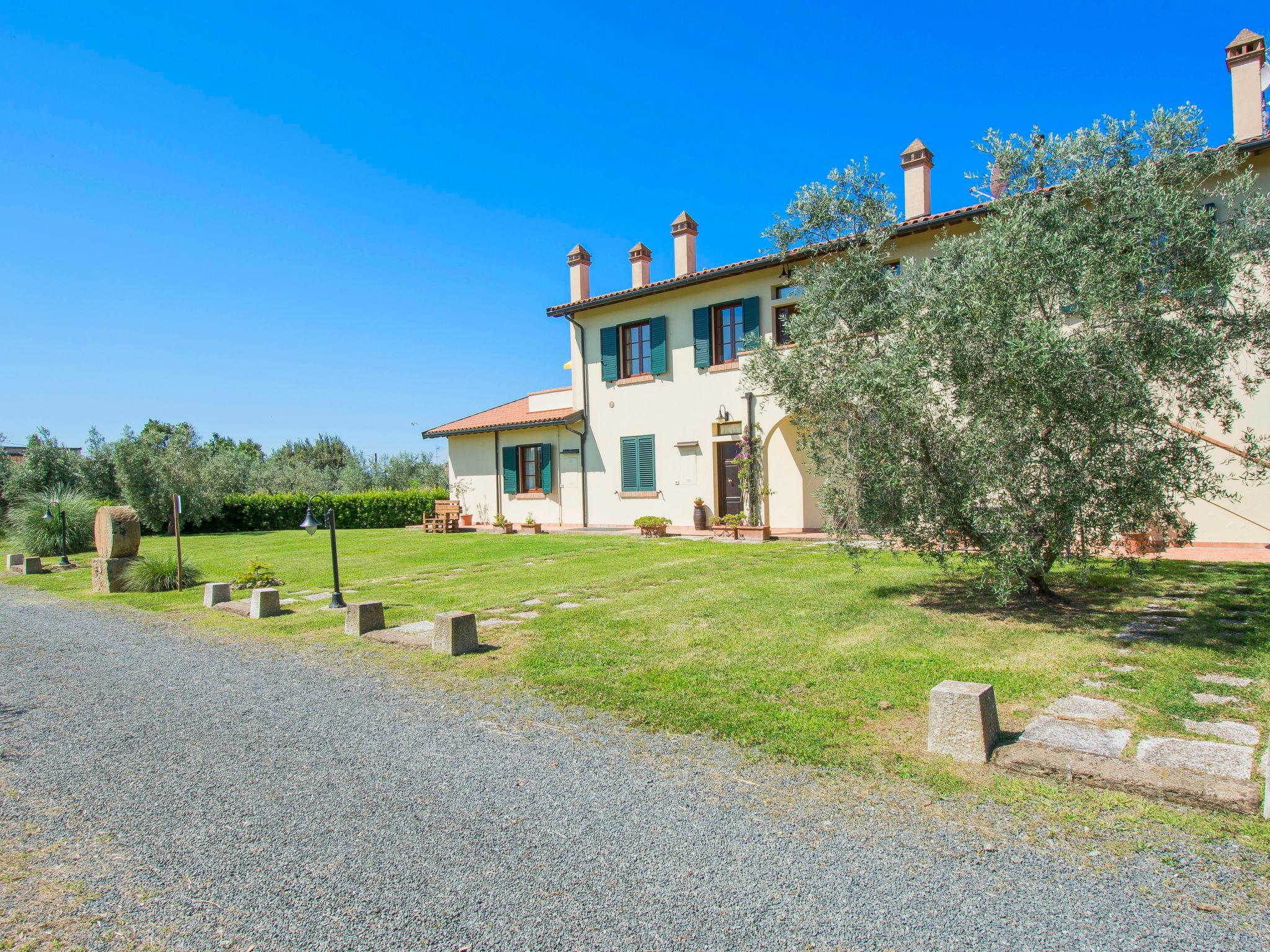 Foto 16 - Appartamento con 2 camere da letto a Cecina con piscina e vista mare