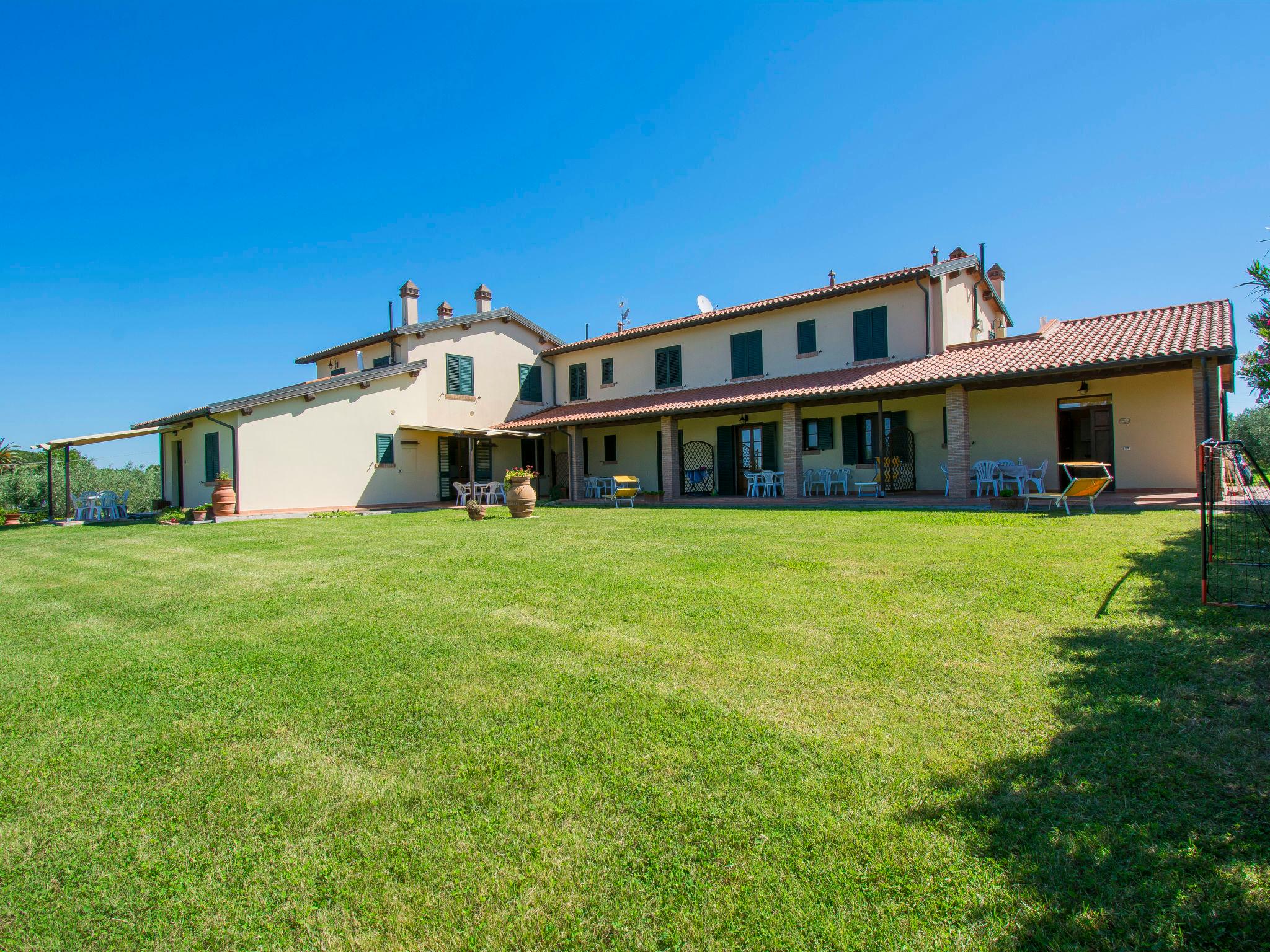 Foto 26 - Appartamento con 2 camere da letto a Cecina con piscina e vista mare