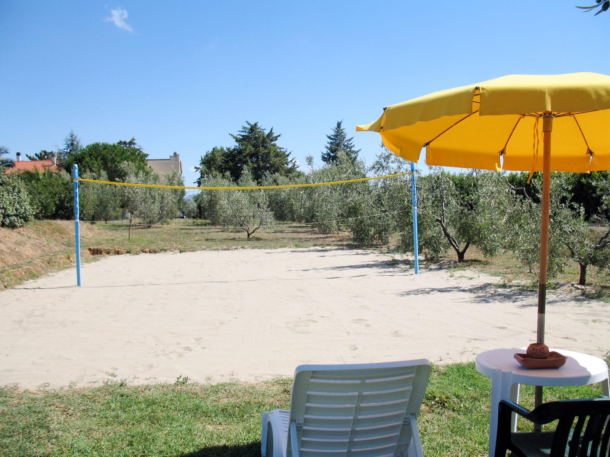 Foto 22 - Appartamento con 2 camere da letto a Cecina con piscina e vista mare