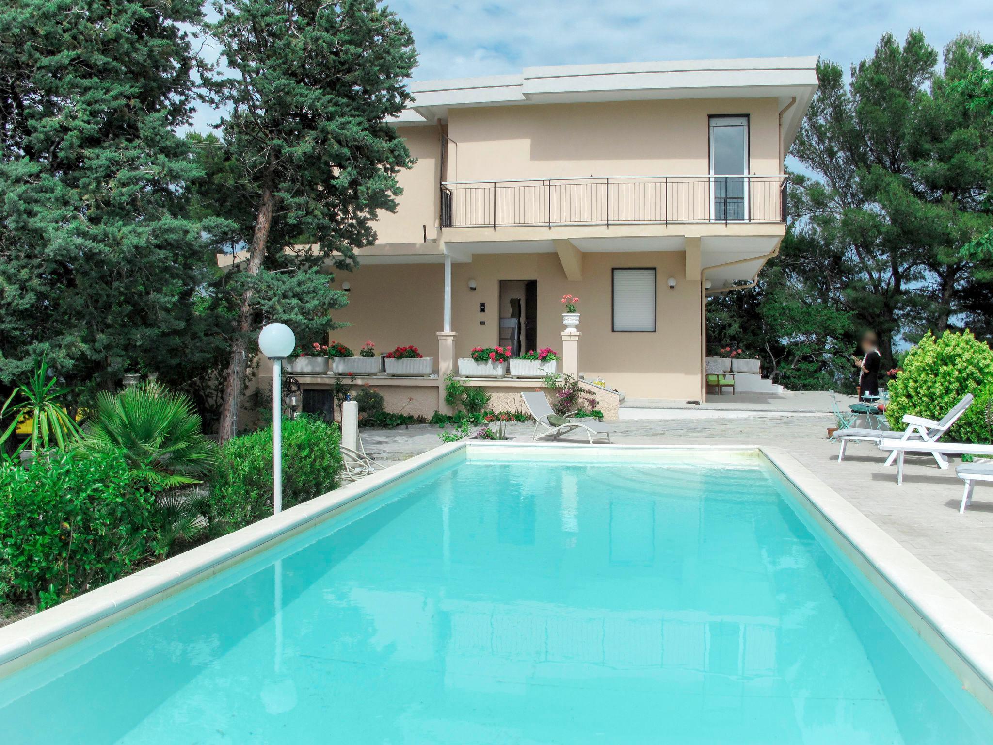 Photo 1 - Maison de 3 chambres à Imperia avec piscine et jardin