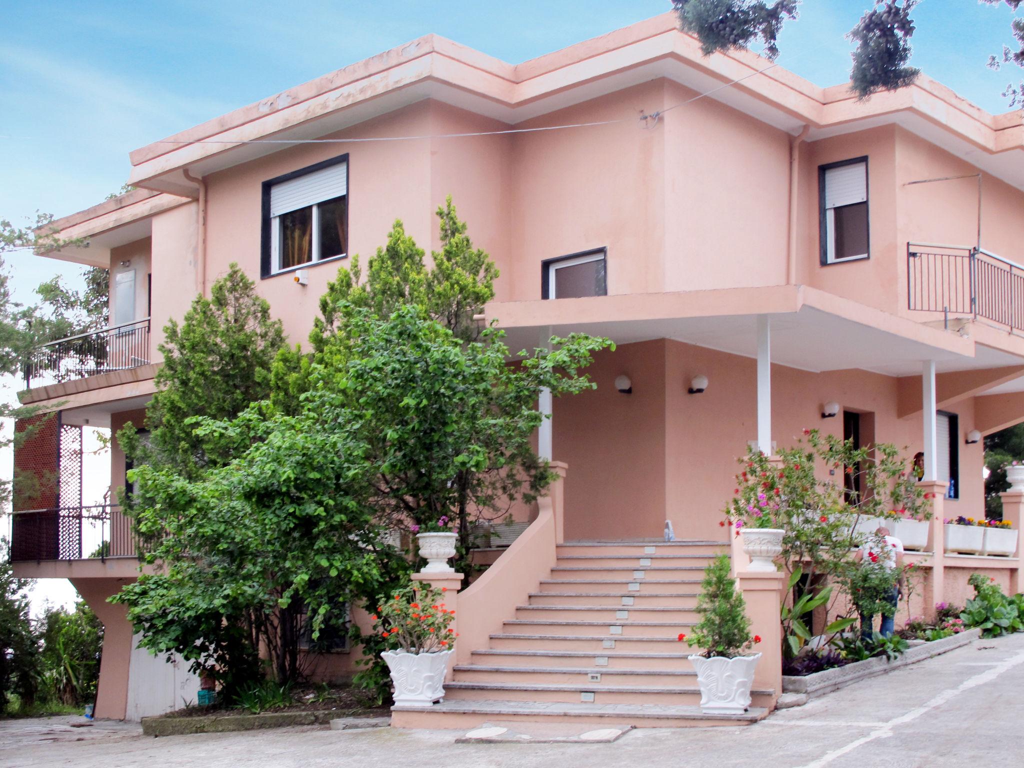 Photo 2 - Appartement de 2 chambres à Imperia avec piscine et jardin