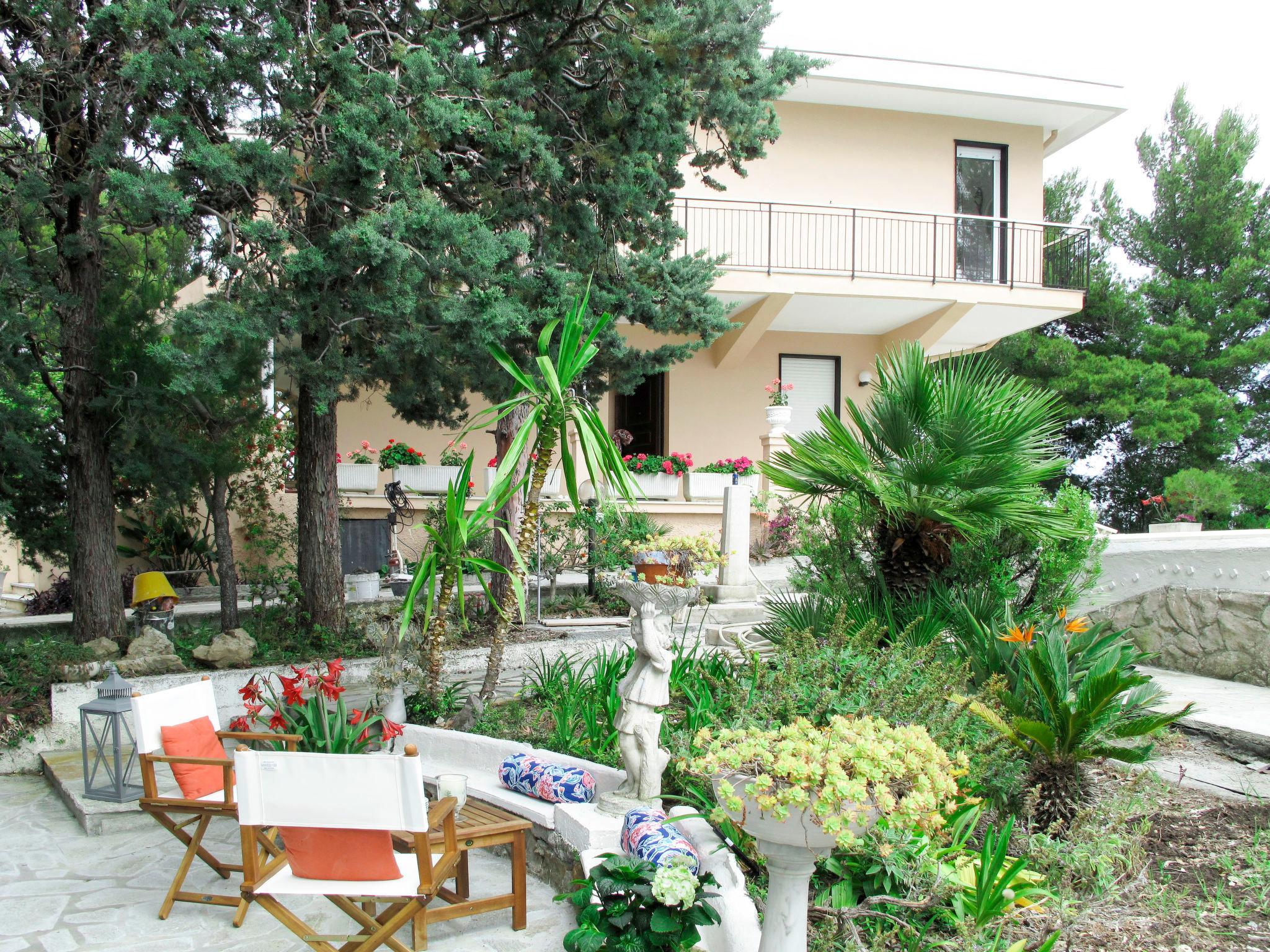 Photo 19 - Appartement de 2 chambres à Imperia avec piscine et jardin