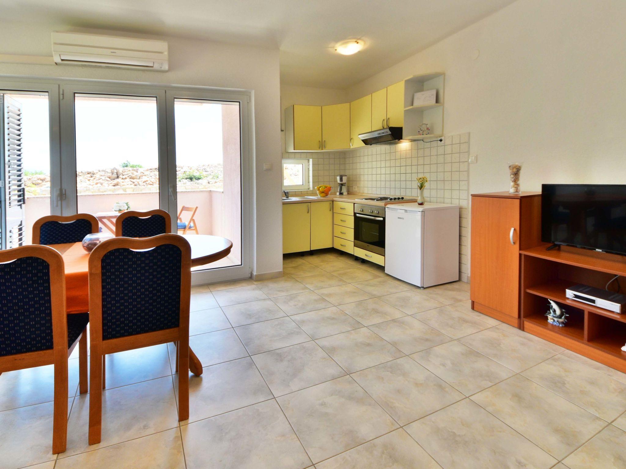 Photo 6 - 1 bedroom Apartment in Karlobag with terrace