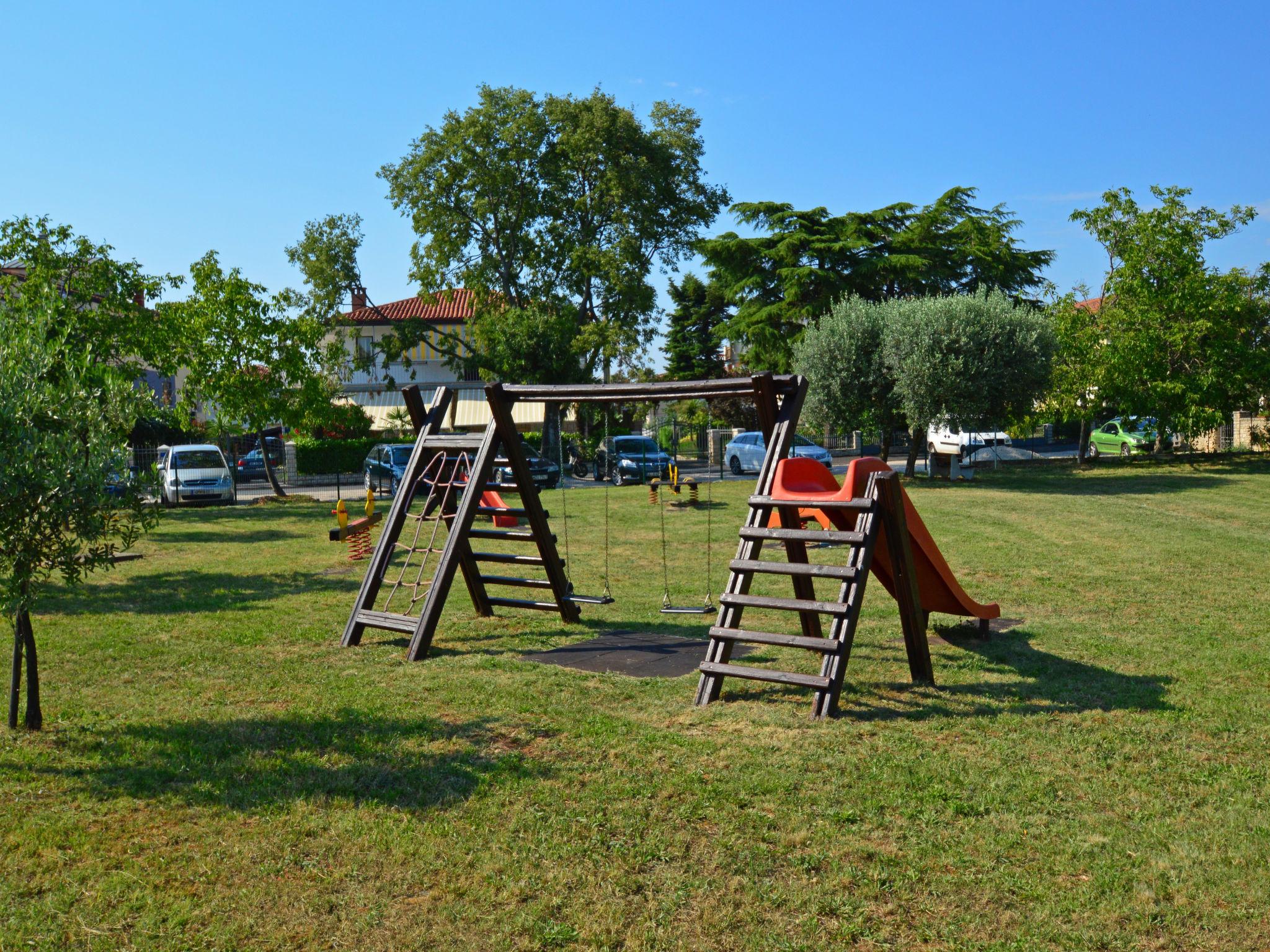 Foto 14 - Apartamento en Umag con piscina y jardín