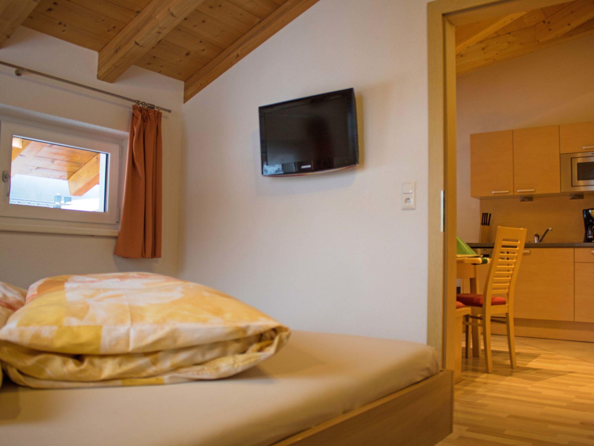 Foto 8 - Apartamento de 2 quartos em Pettneu am Arlberg com jardim e vista para a montanha
