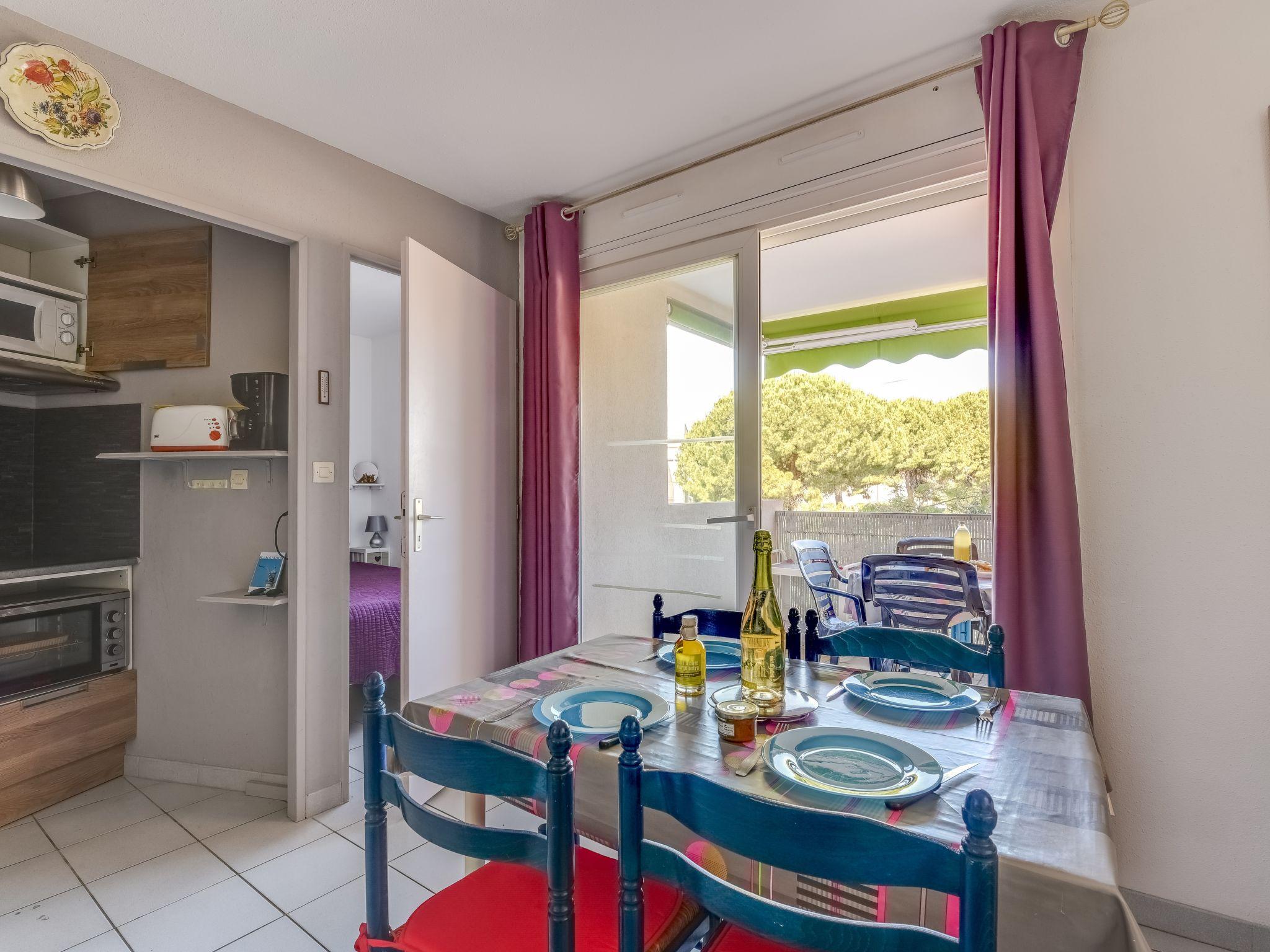 Foto 1 - Appartamento con 2 camere da letto a Le Grau-du-Roi con piscina e vista mare