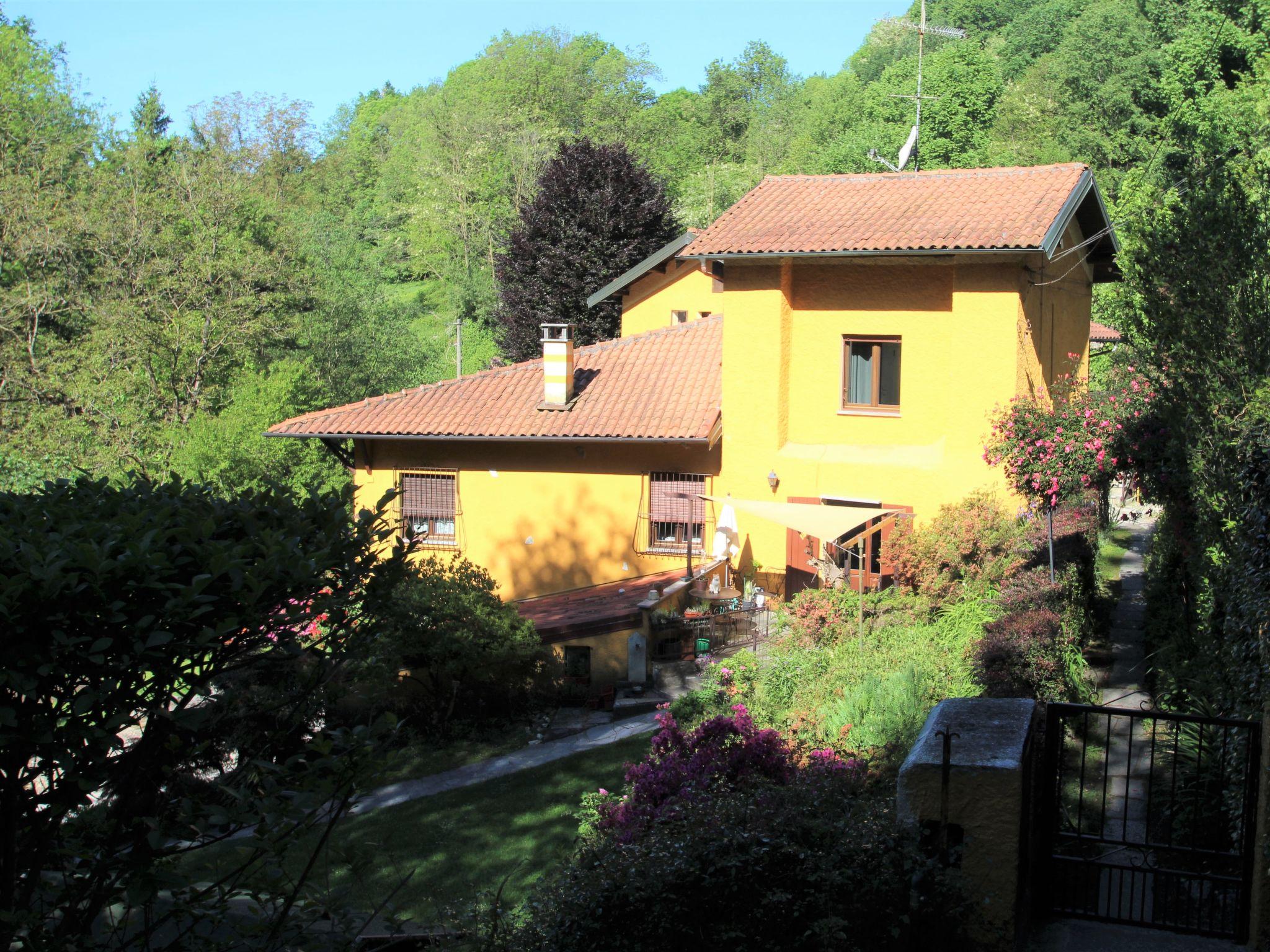 Foto 18 - Appartamento con 2 camere da letto a Arona con giardino e vista sulle montagne