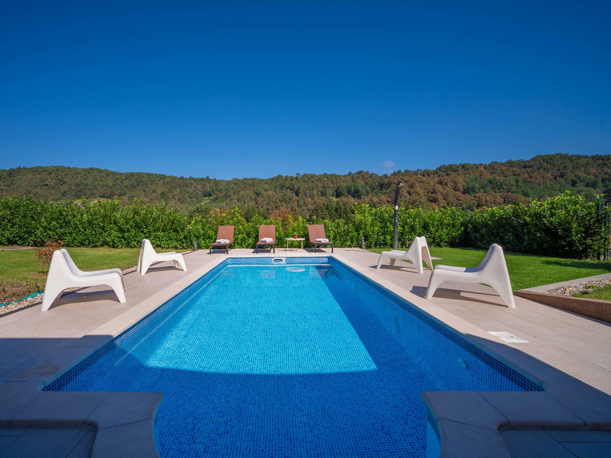 Photo 27 - Maison de 3 chambres à Bosiljevo avec piscine privée et jardin