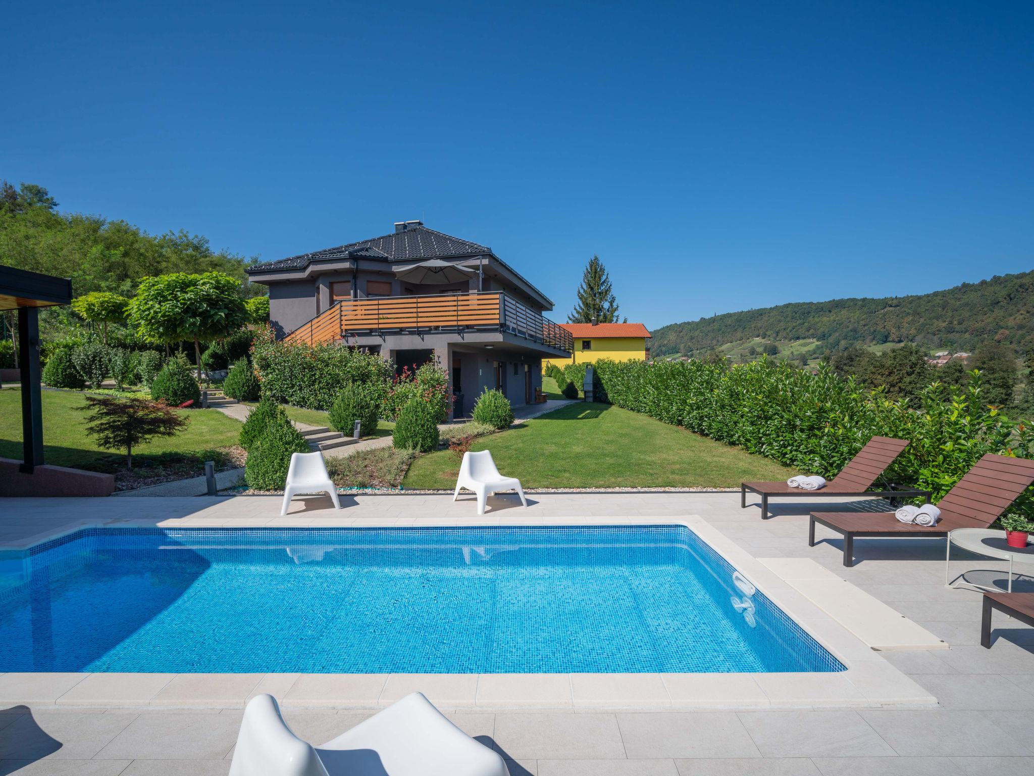 Photo 28 - Maison de 3 chambres à Bosiljevo avec piscine privée et jardin