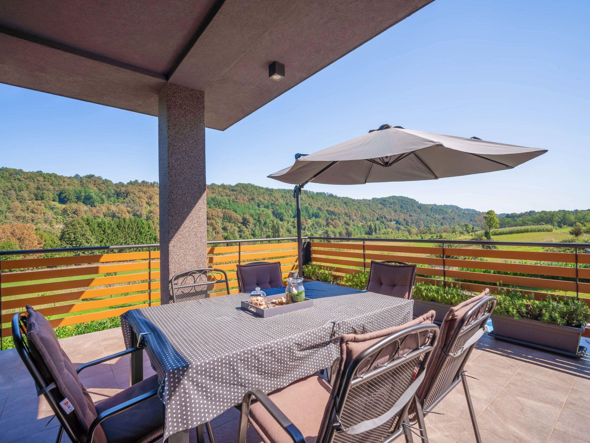 Photo 14 - Maison de 3 chambres à Bosiljevo avec piscine privée et terrasse