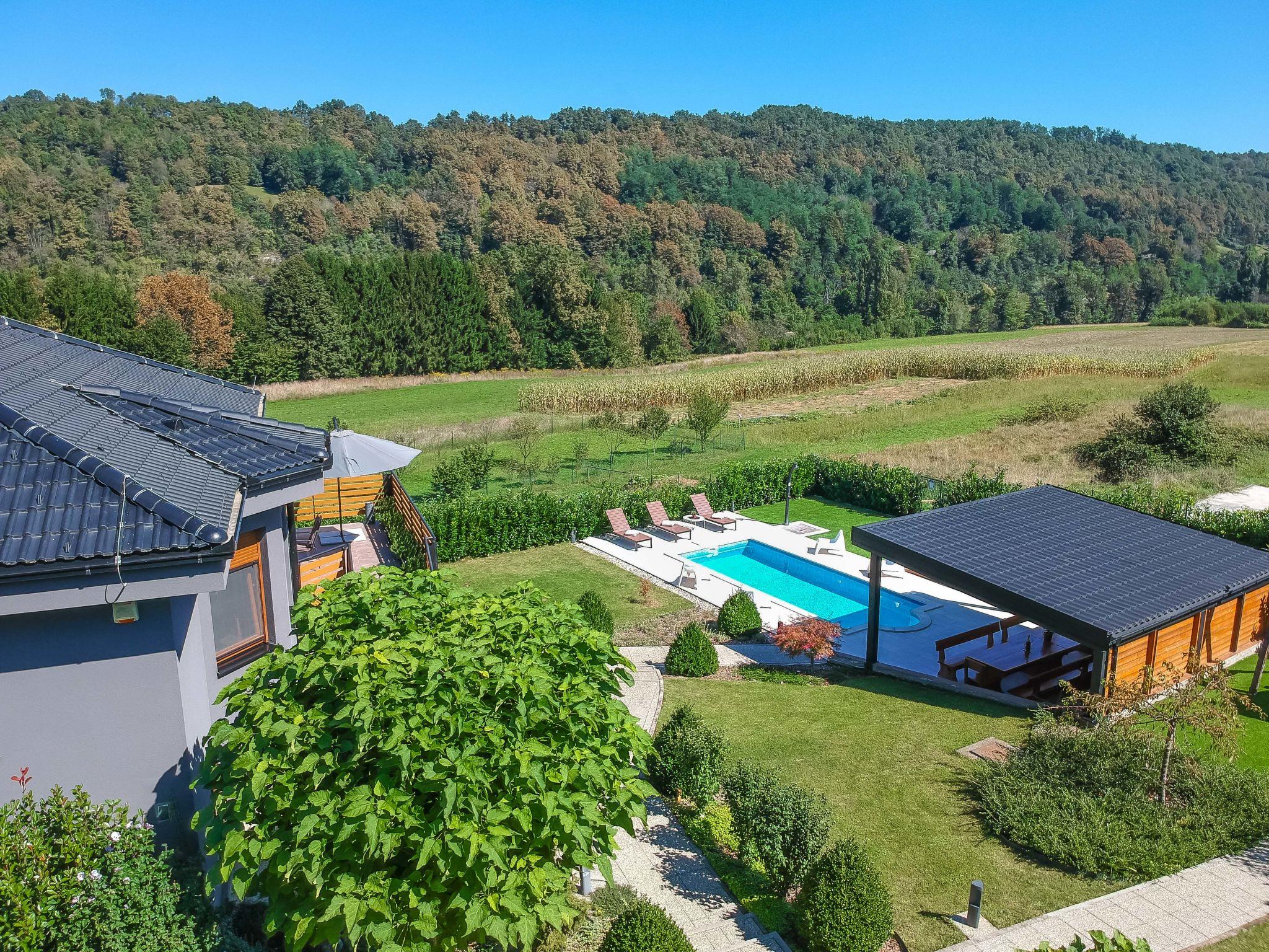 Photo 43 - Maison de 3 chambres à Bosiljevo avec piscine privée et terrasse