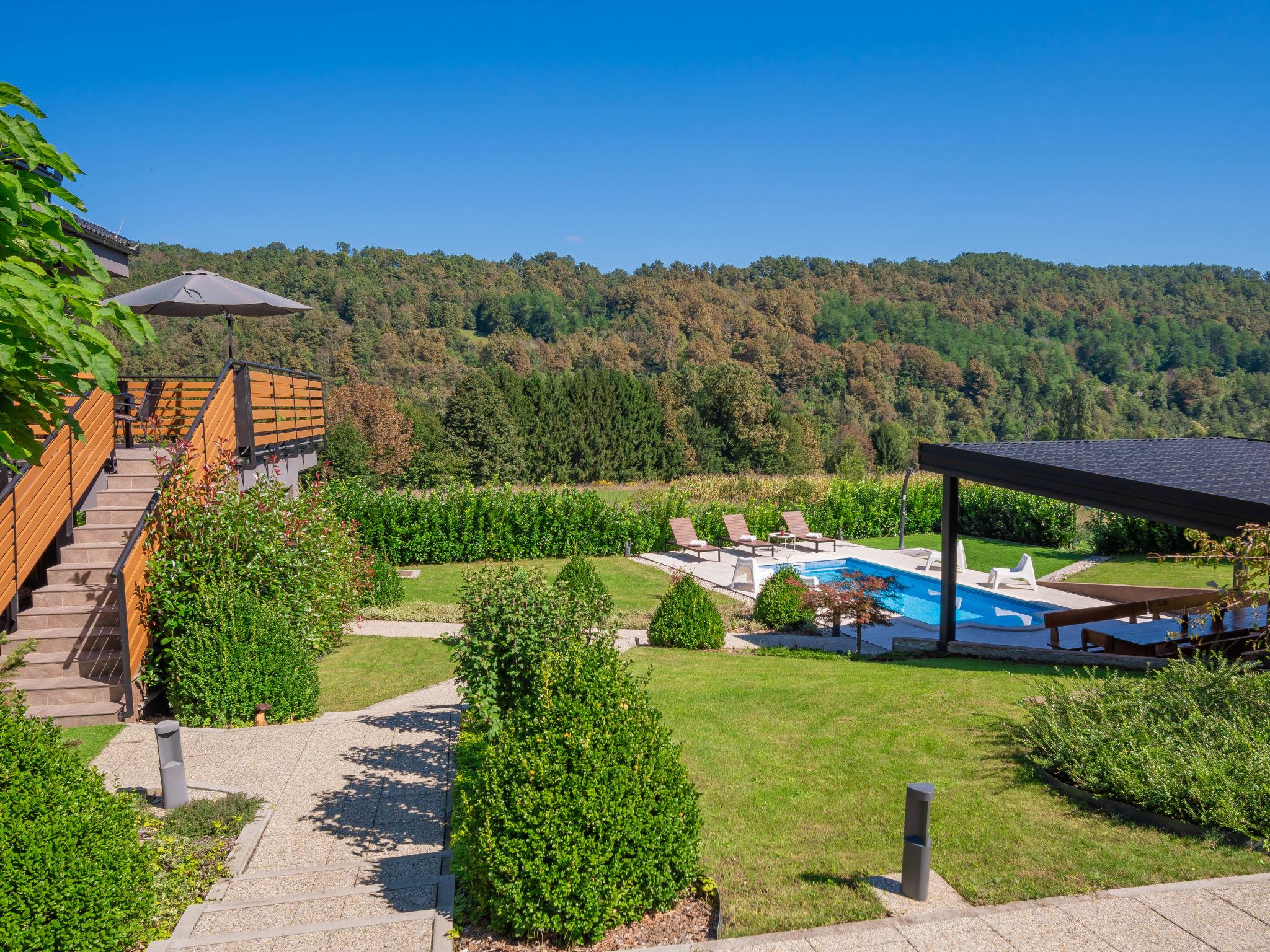 Foto 31 - Casa con 3 camere da letto a Bosiljevo con piscina privata e terrazza