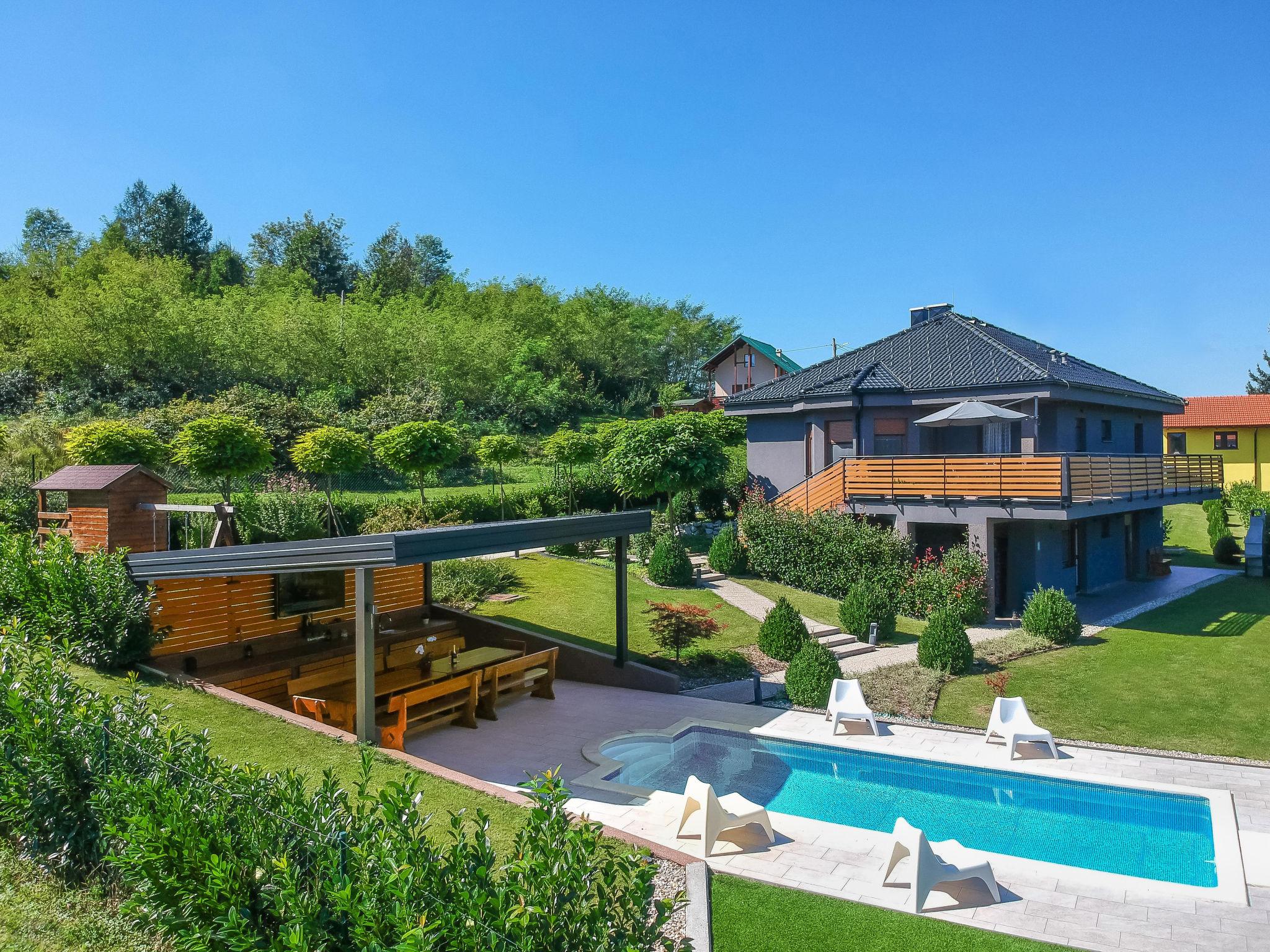 Photo 35 - Maison de 3 chambres à Bosiljevo avec piscine privée et jardin