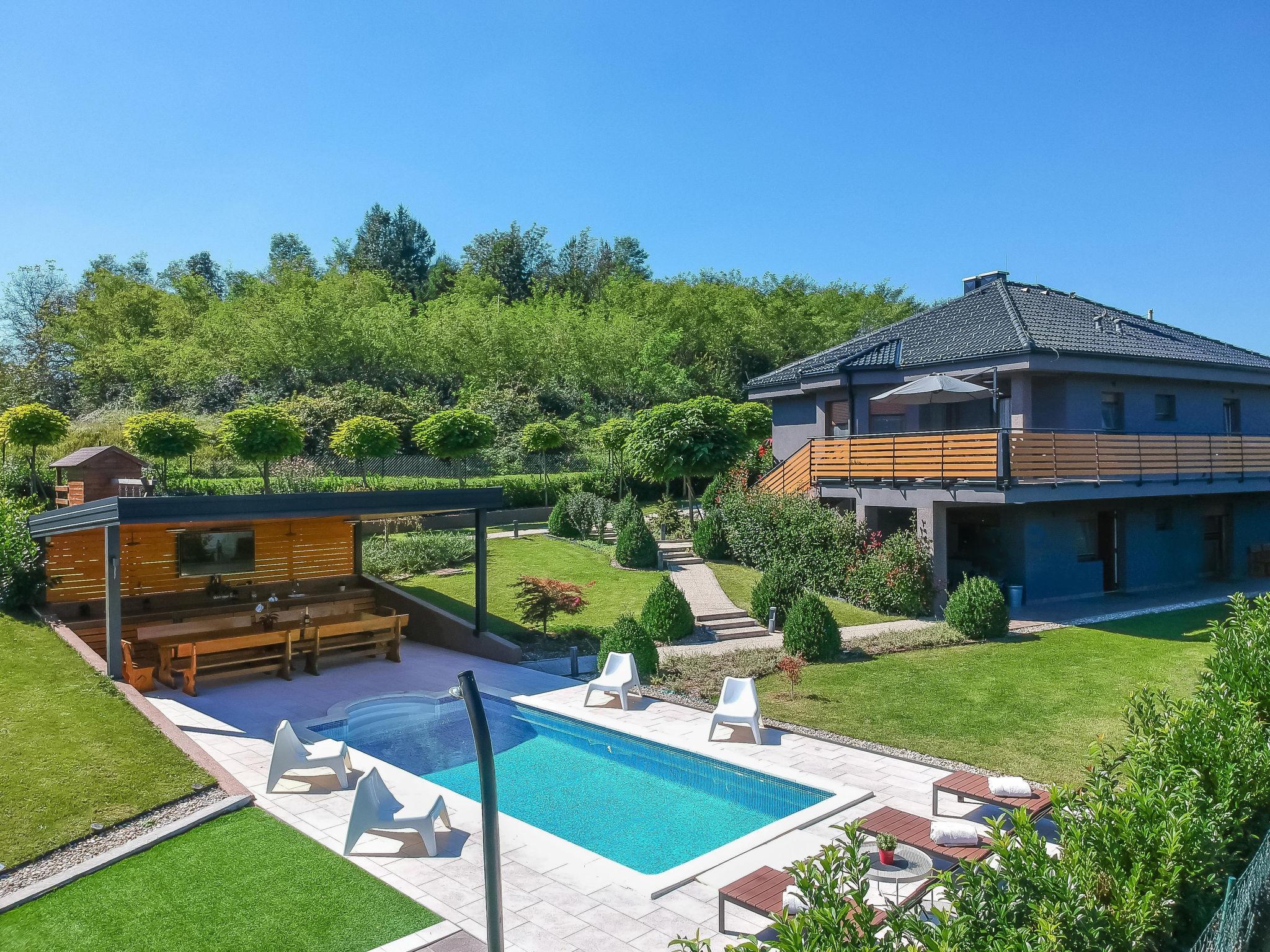 Photo 1 - Maison de 3 chambres à Bosiljevo avec piscine privée et terrasse