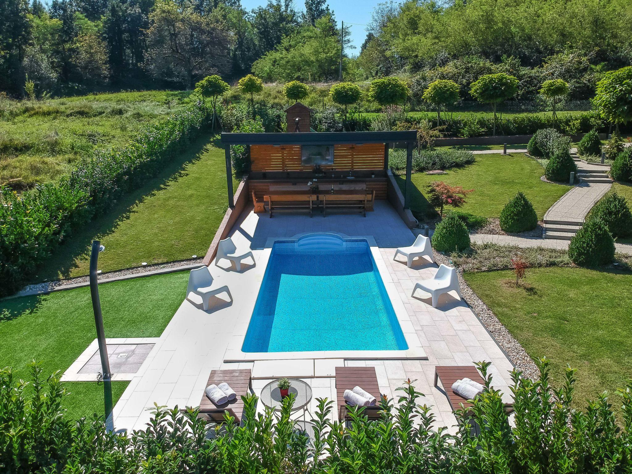 Photo 36 - Maison de 3 chambres à Bosiljevo avec piscine privée et terrasse