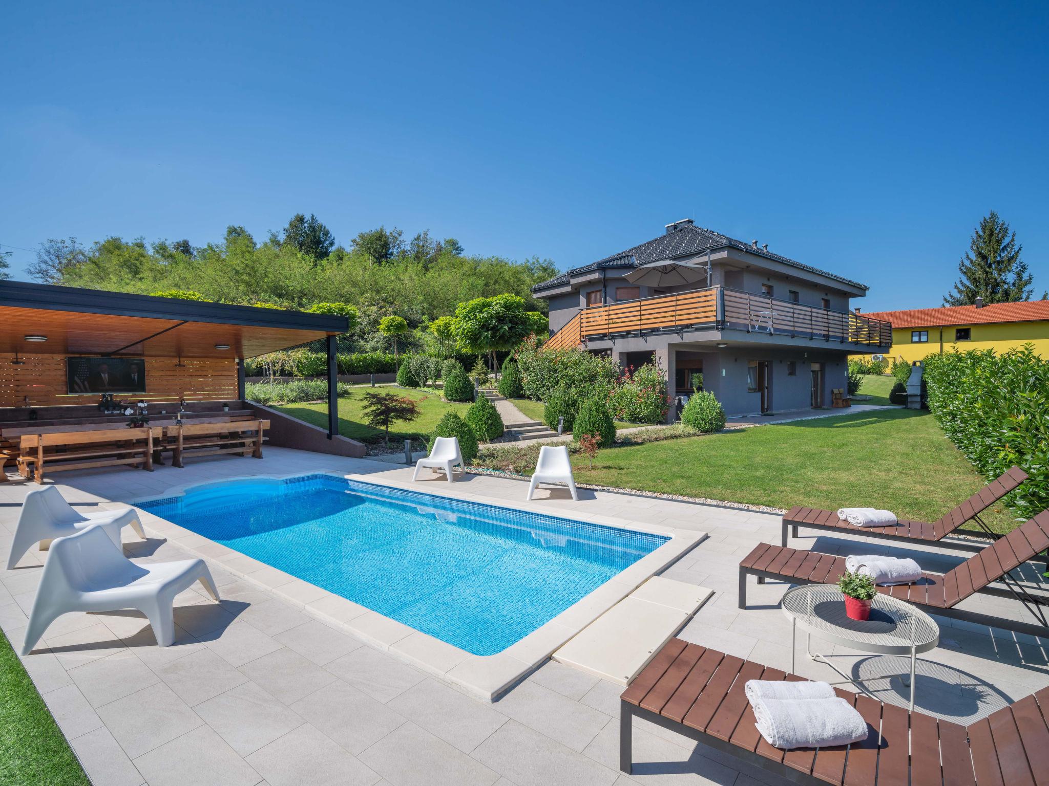 Foto 5 - Casa de 3 quartos em Bosiljevo com piscina privada e terraço