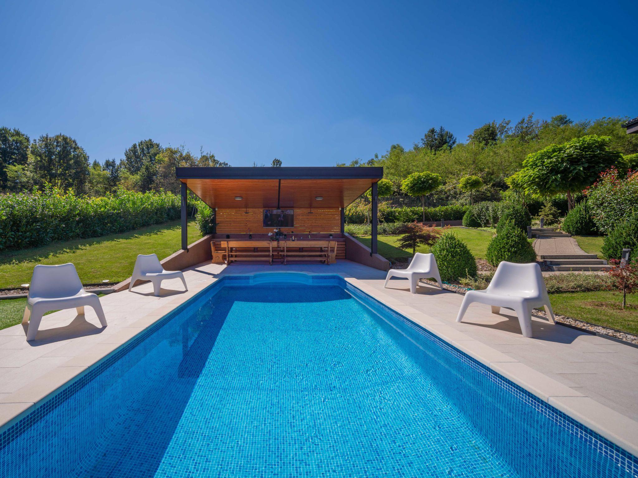 Photo 26 - Maison de 3 chambres à Bosiljevo avec piscine privée et terrasse