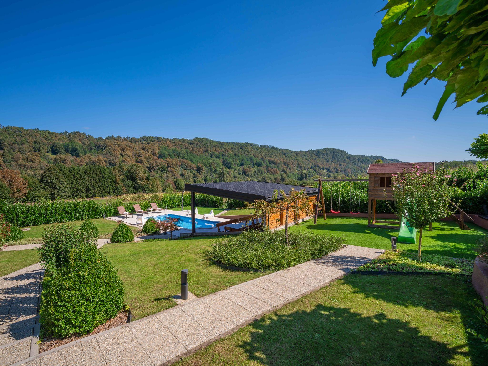 Photo 29 - Maison de 3 chambres à Bosiljevo avec piscine privée et jardin