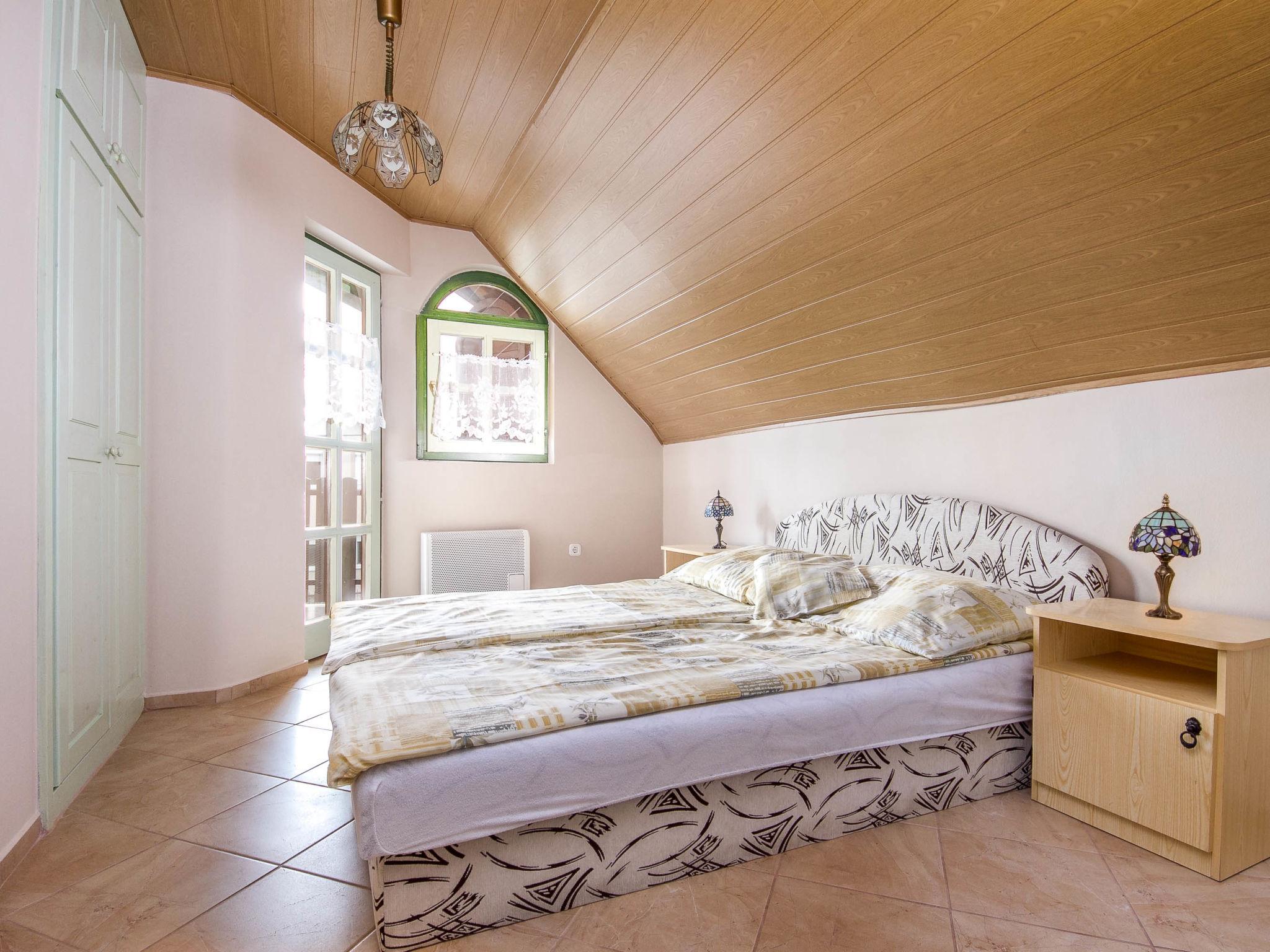 Foto 14 - Casa con 4 camere da letto a Balatonmáriafürdő con piscina privata e giardino