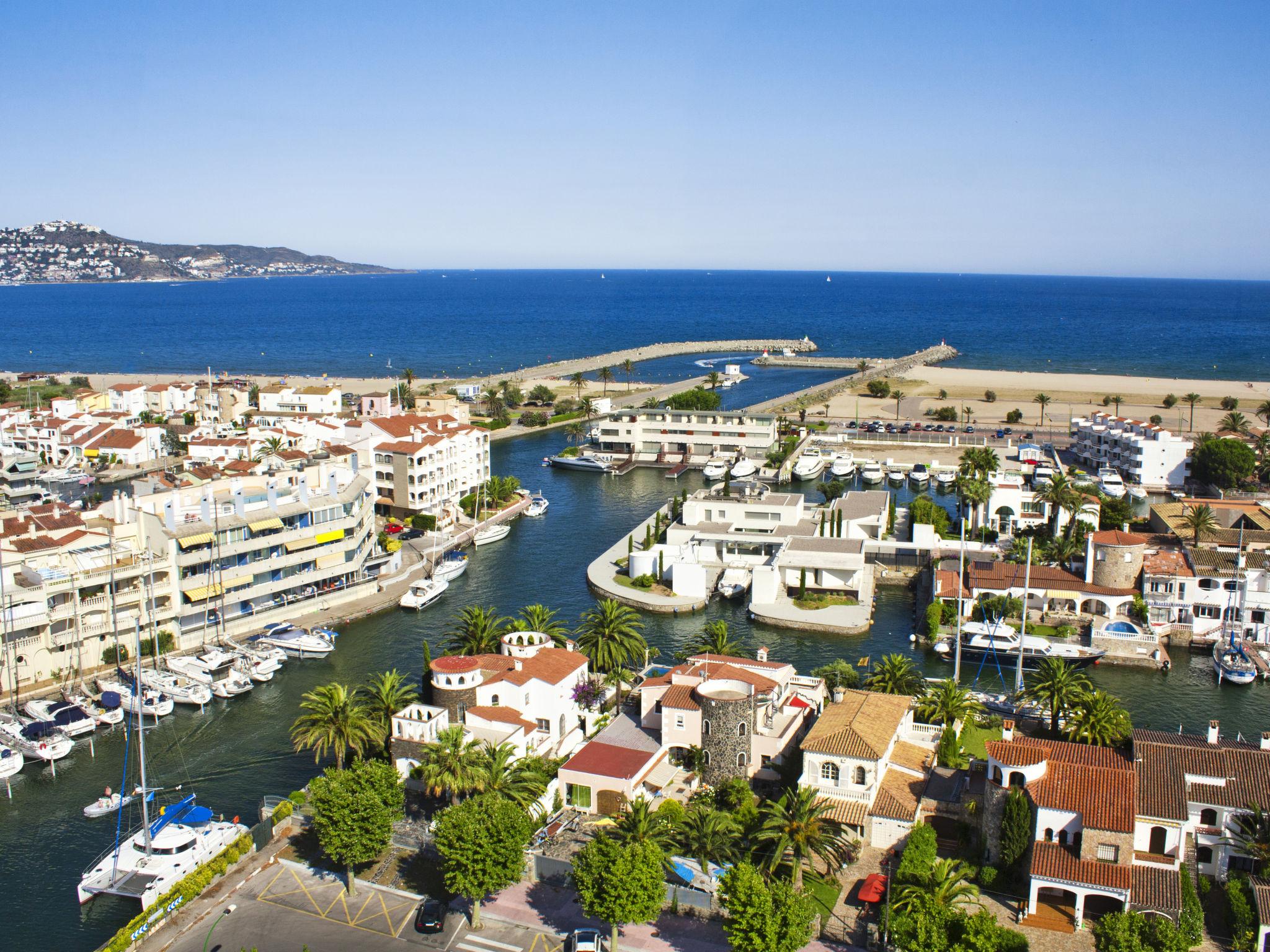 Photo 25 - 2 bedroom Apartment in Castelló d'Empúries with terrace and sea view