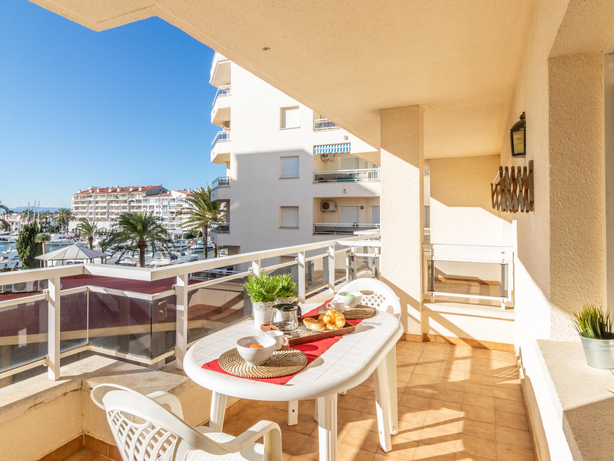 Foto 1 - Apartamento de 1 habitación en Castelló d'Empúries con vistas al mar
