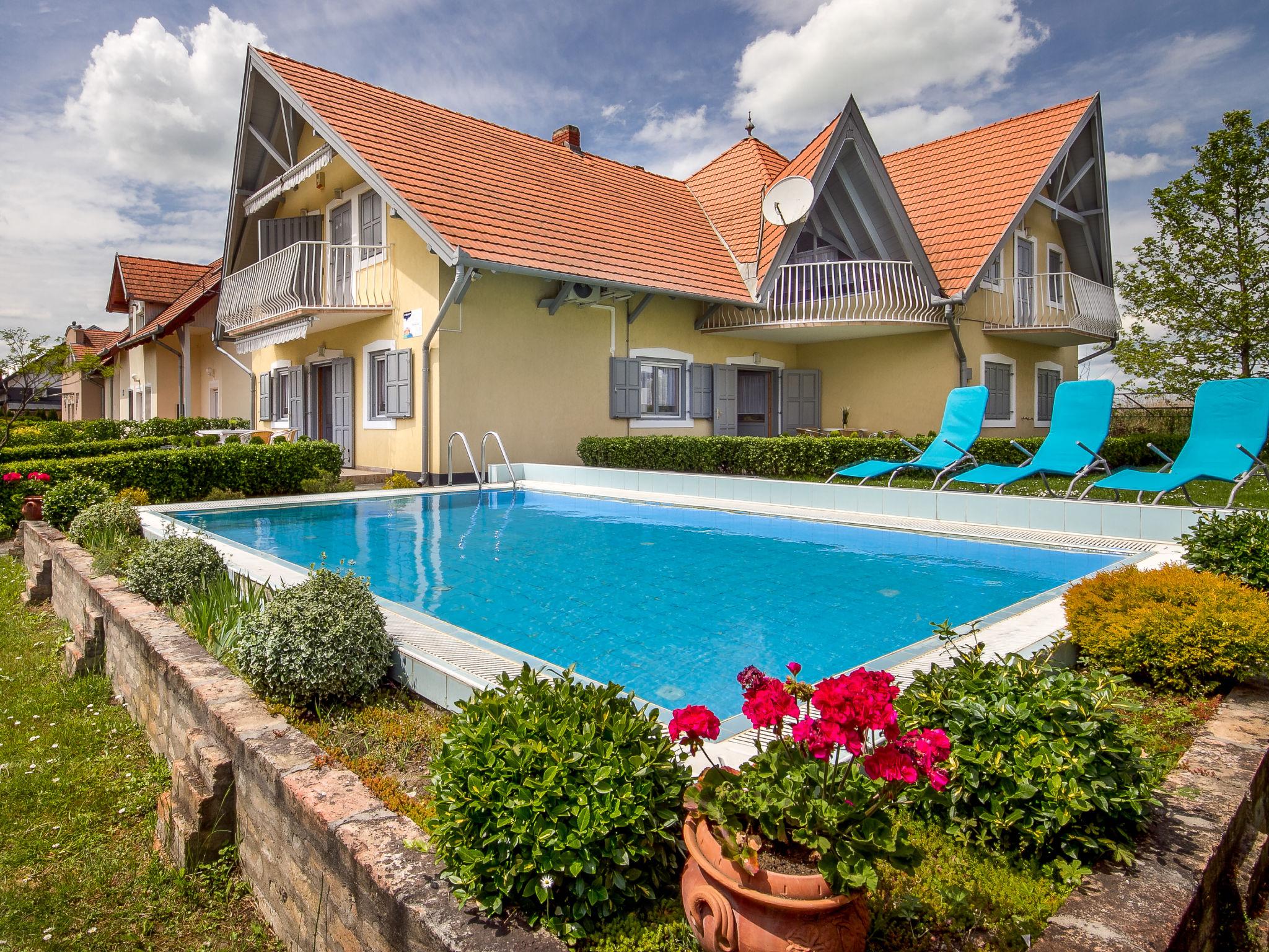 Foto 1 - Apartamento de 2 quartos em Balatonmáriafürdő com piscina e jardim