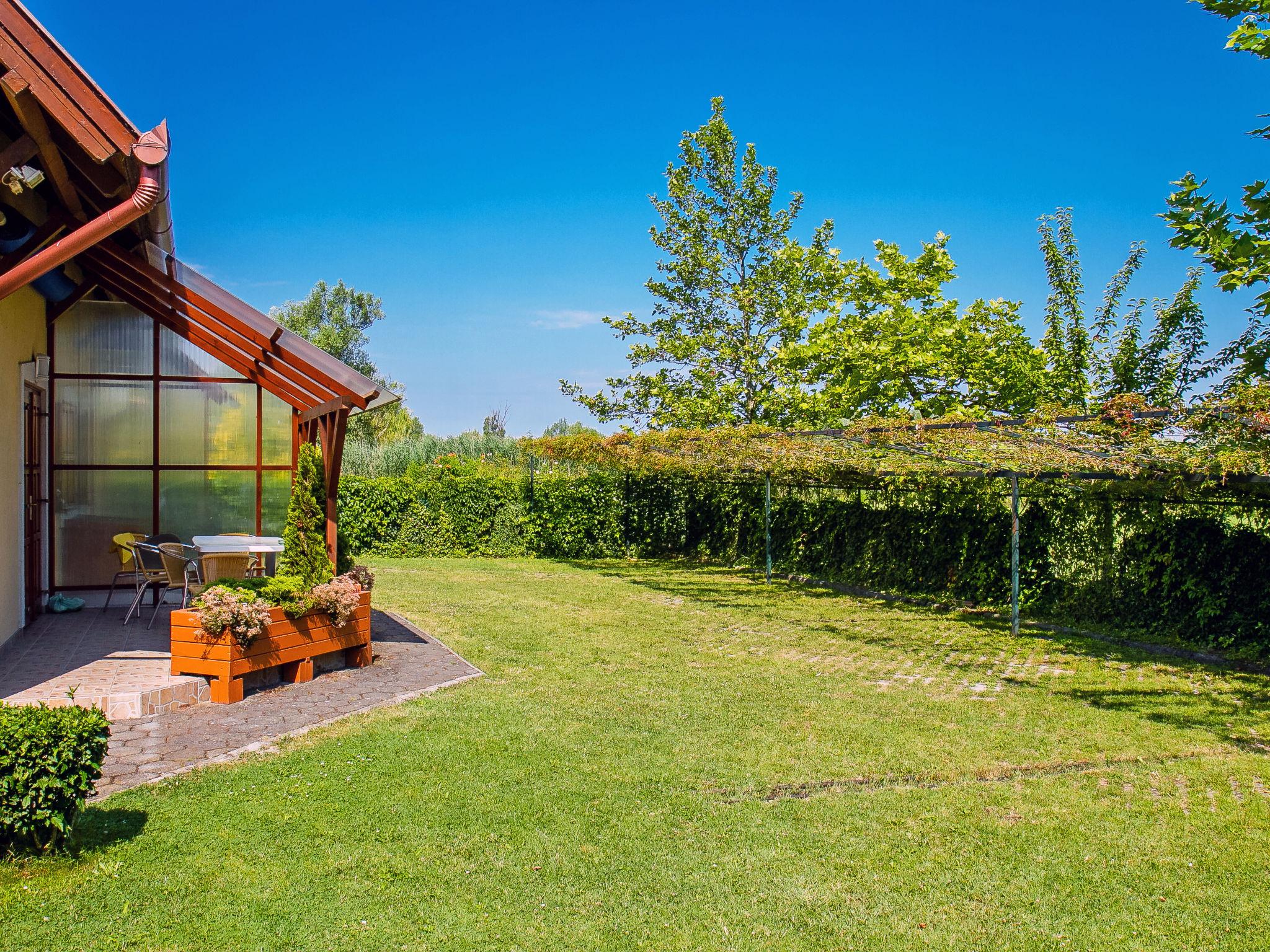 Foto 10 - Apartamento de 2 quartos em Balatonmáriafürdő com piscina e jardim