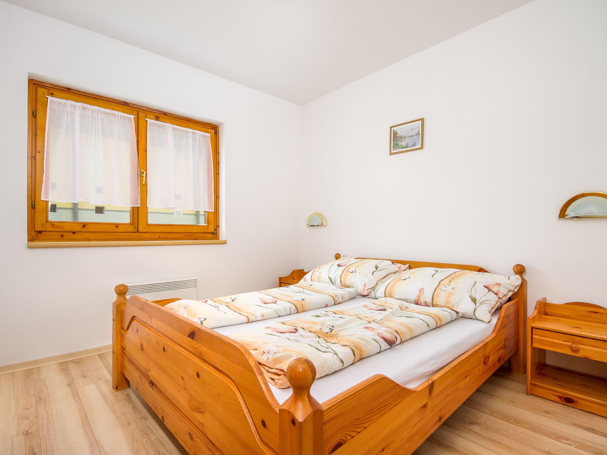 Foto 5 - Appartamento con 2 camere da letto a Balatonmáriafürdő con piscina e giardino