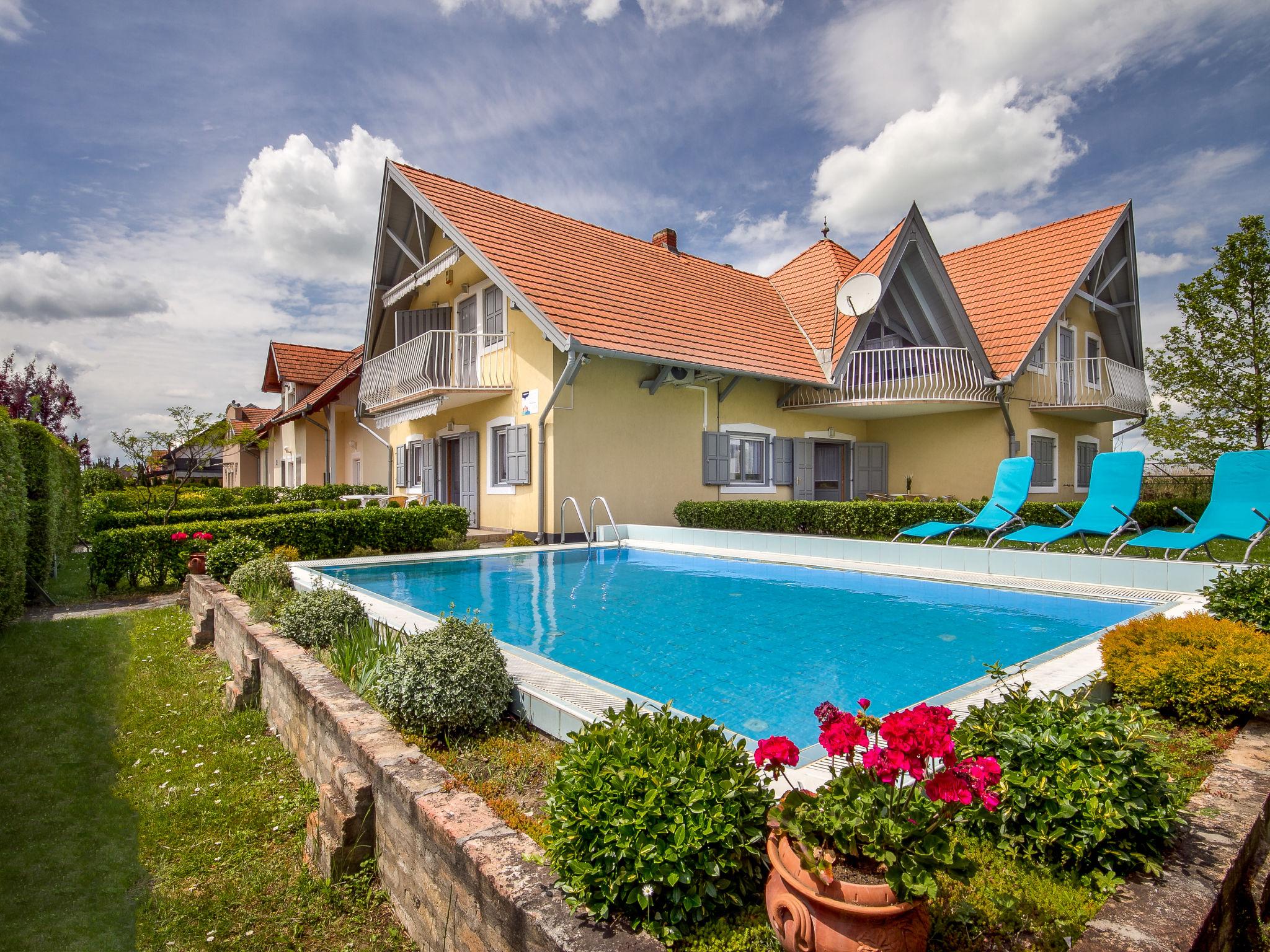 Foto 9 - Apartamento de 2 quartos em Balatonmáriafürdő com piscina e jardim