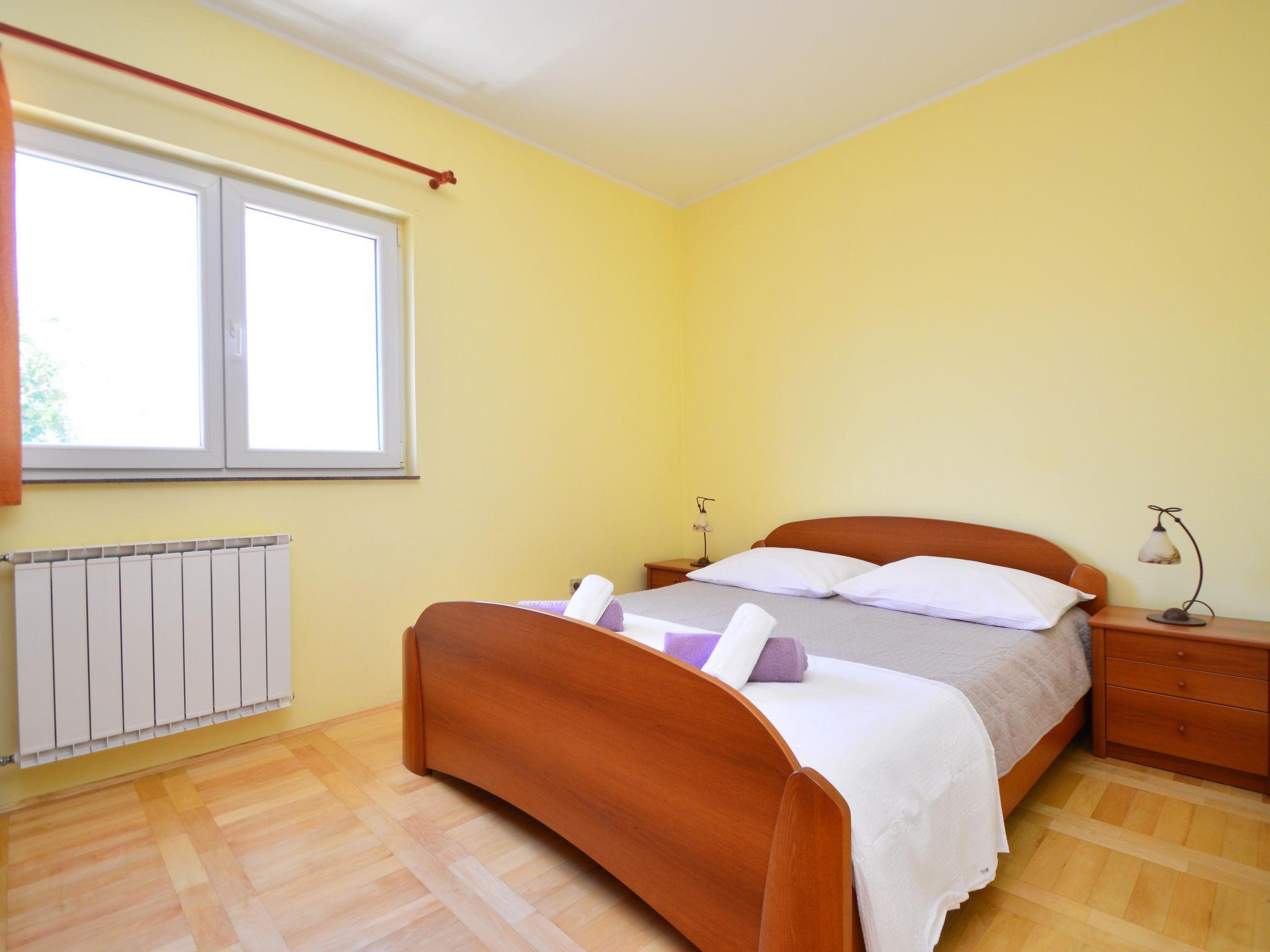 Foto 15 - Apartment mit 3 Schlafzimmern in Tribunj mit garten und terrasse