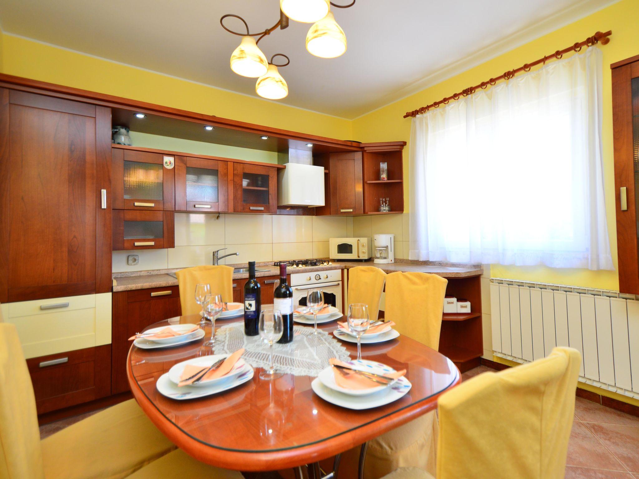 Foto 8 - Apartment mit 3 Schlafzimmern in Tribunj mit garten und terrasse