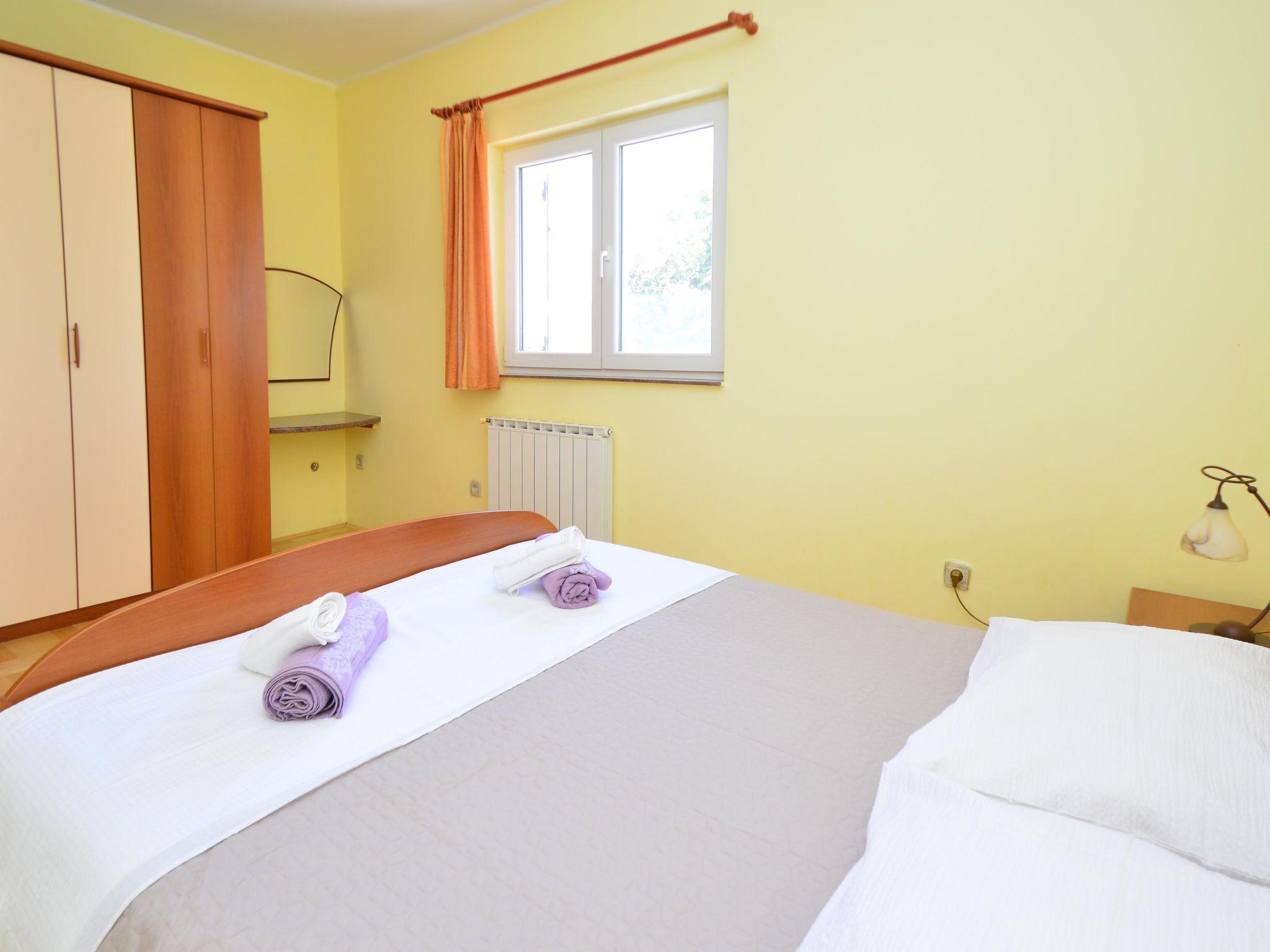 Foto 16 - Appartamento con 3 camere da letto a Tribunj con giardino e terrazza