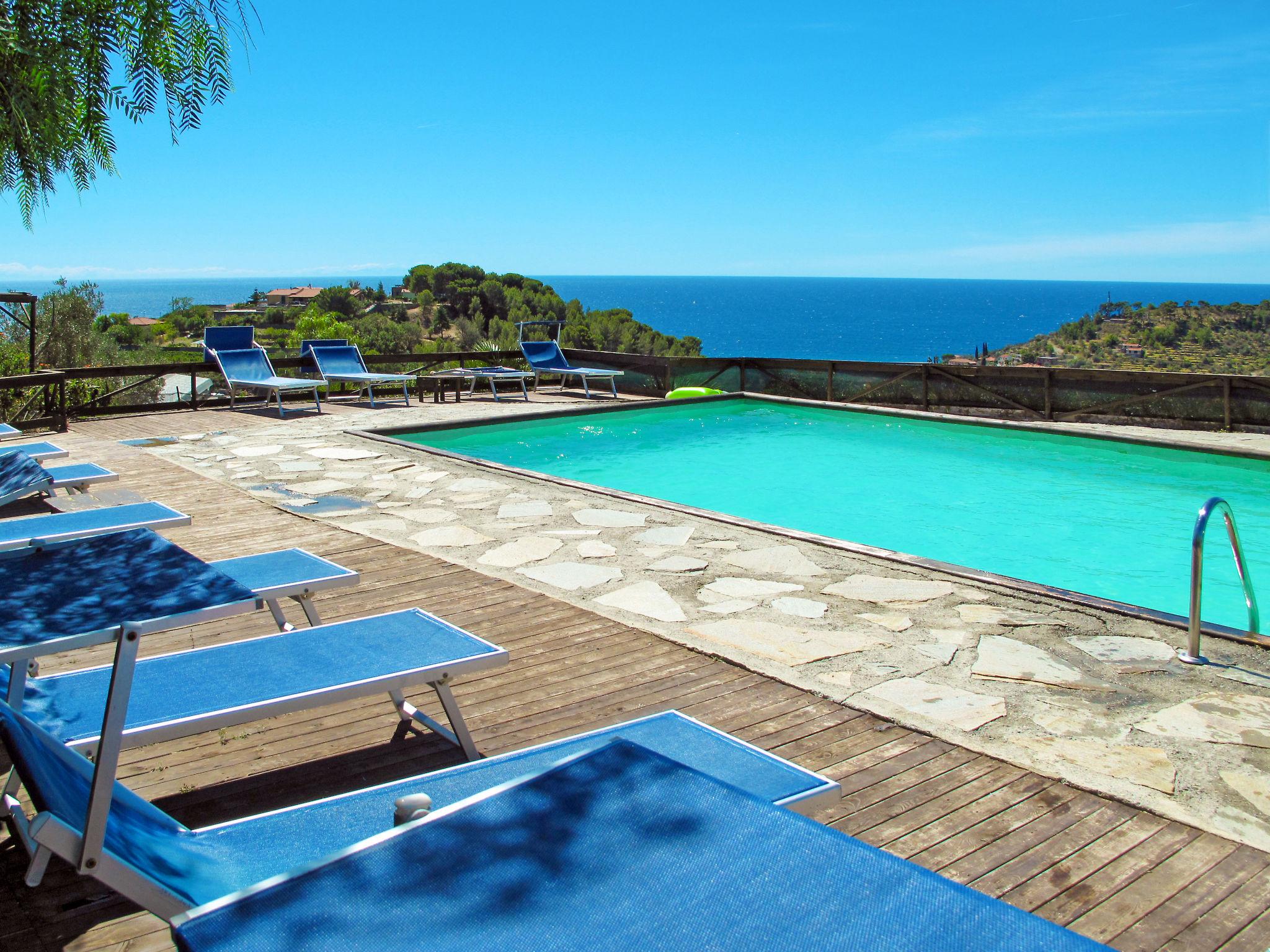 Foto 6 - Casa de 2 quartos em San Lorenzo al Mare com piscina e vistas do mar