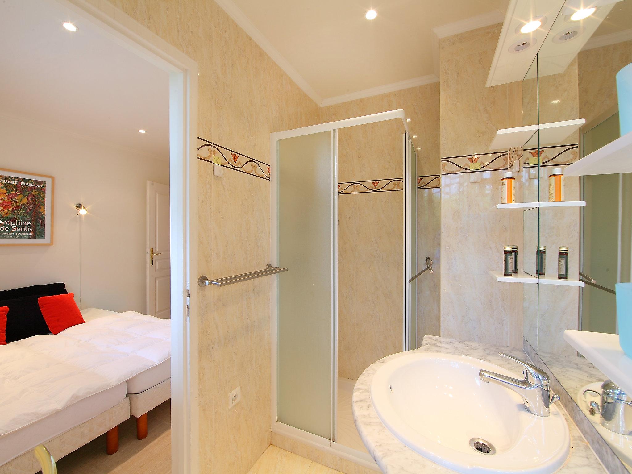 Foto 11 - Appartamento con 1 camera da letto a Cannes con piscina e vista mare