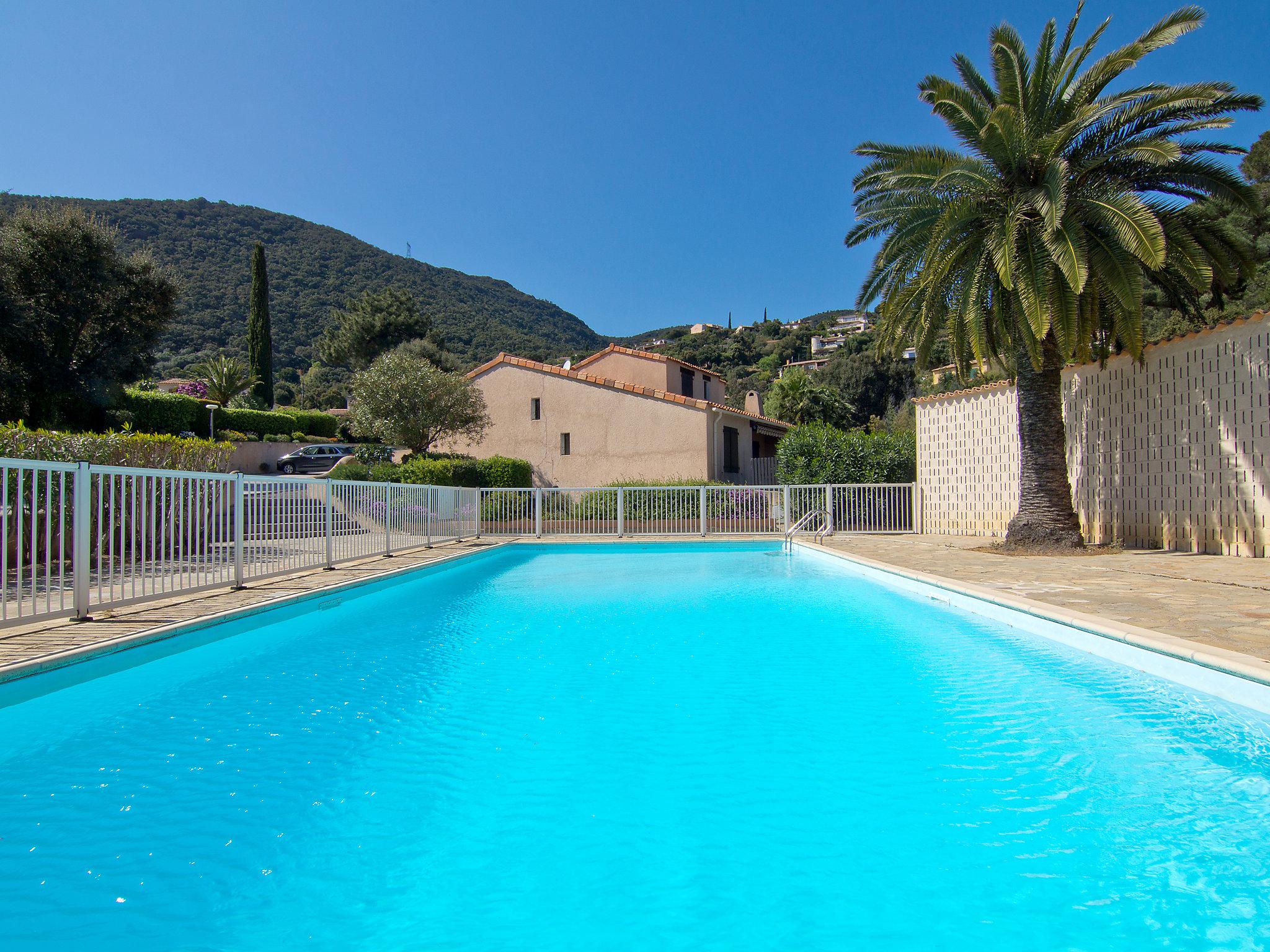 Foto 1 - Casa de 1 habitación en Cavalaire-sur-Mer con piscina y vistas al mar