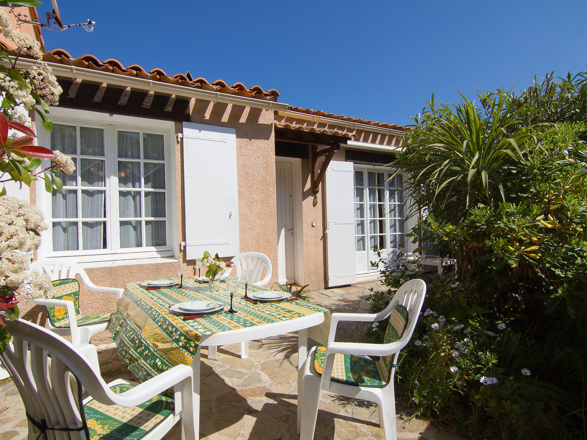 Foto 5 - Casa de 1 habitación en Cavalaire-sur-Mer con piscina y vistas al mar