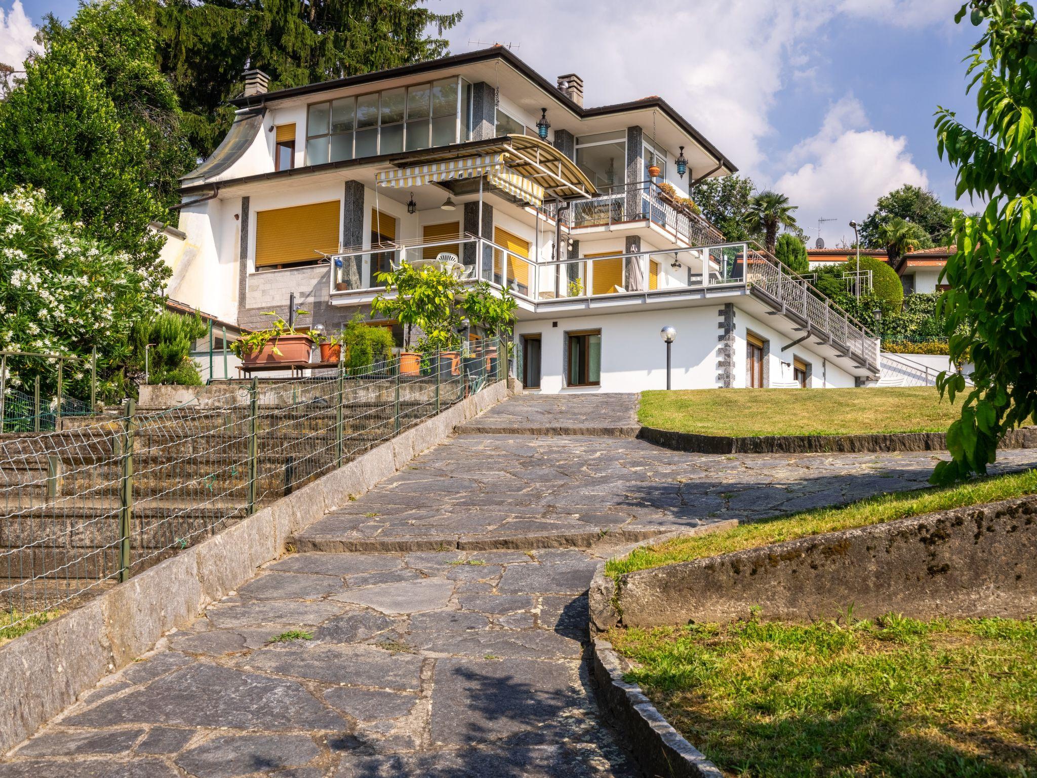 Foto 1 - Apartamento de 2 quartos em Porto Valtravaglia com jardim e vista para a montanha