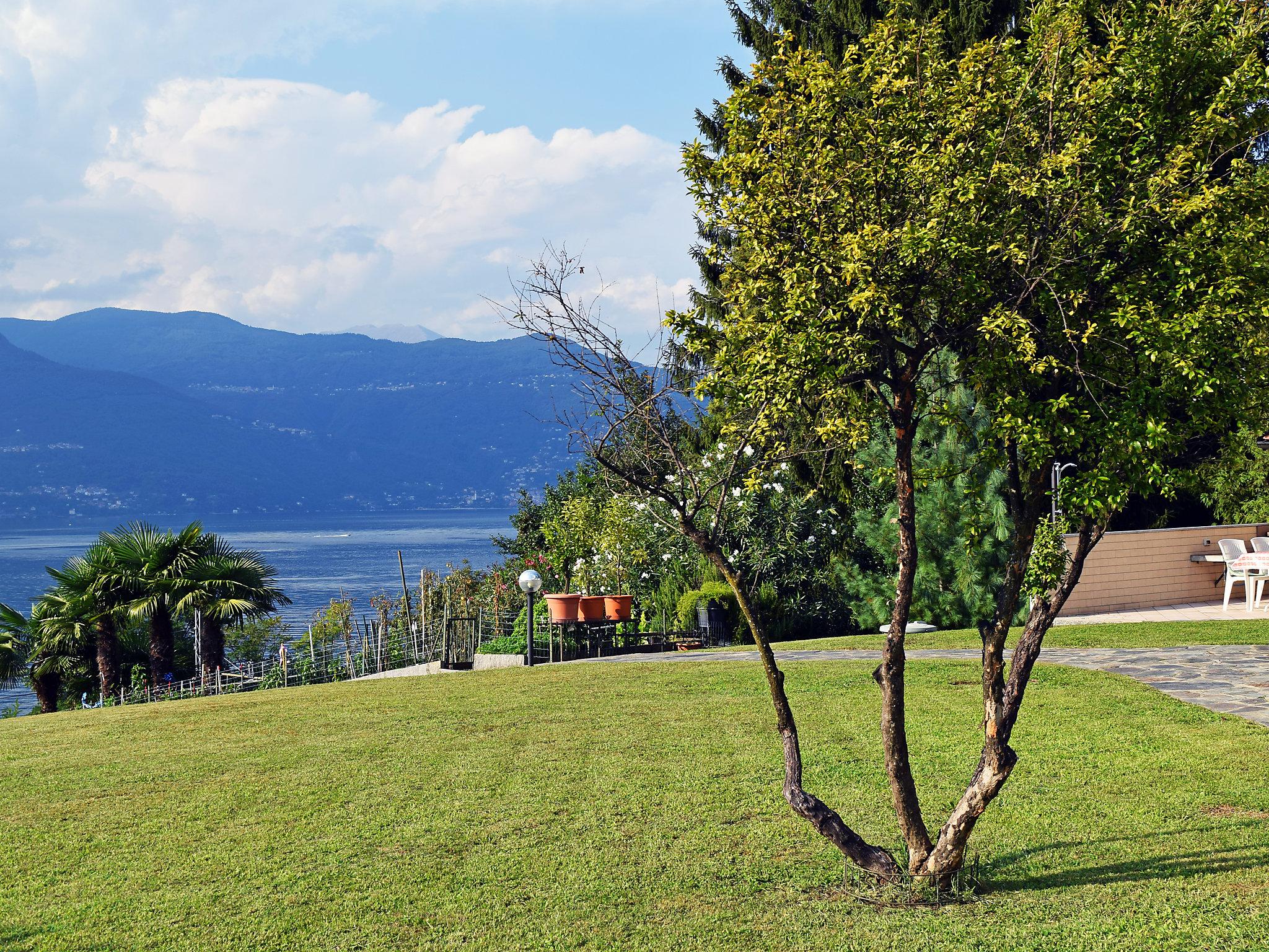 Foto 18 - Appartamento con 2 camere da letto a Porto Valtravaglia con giardino e vista sulle montagne