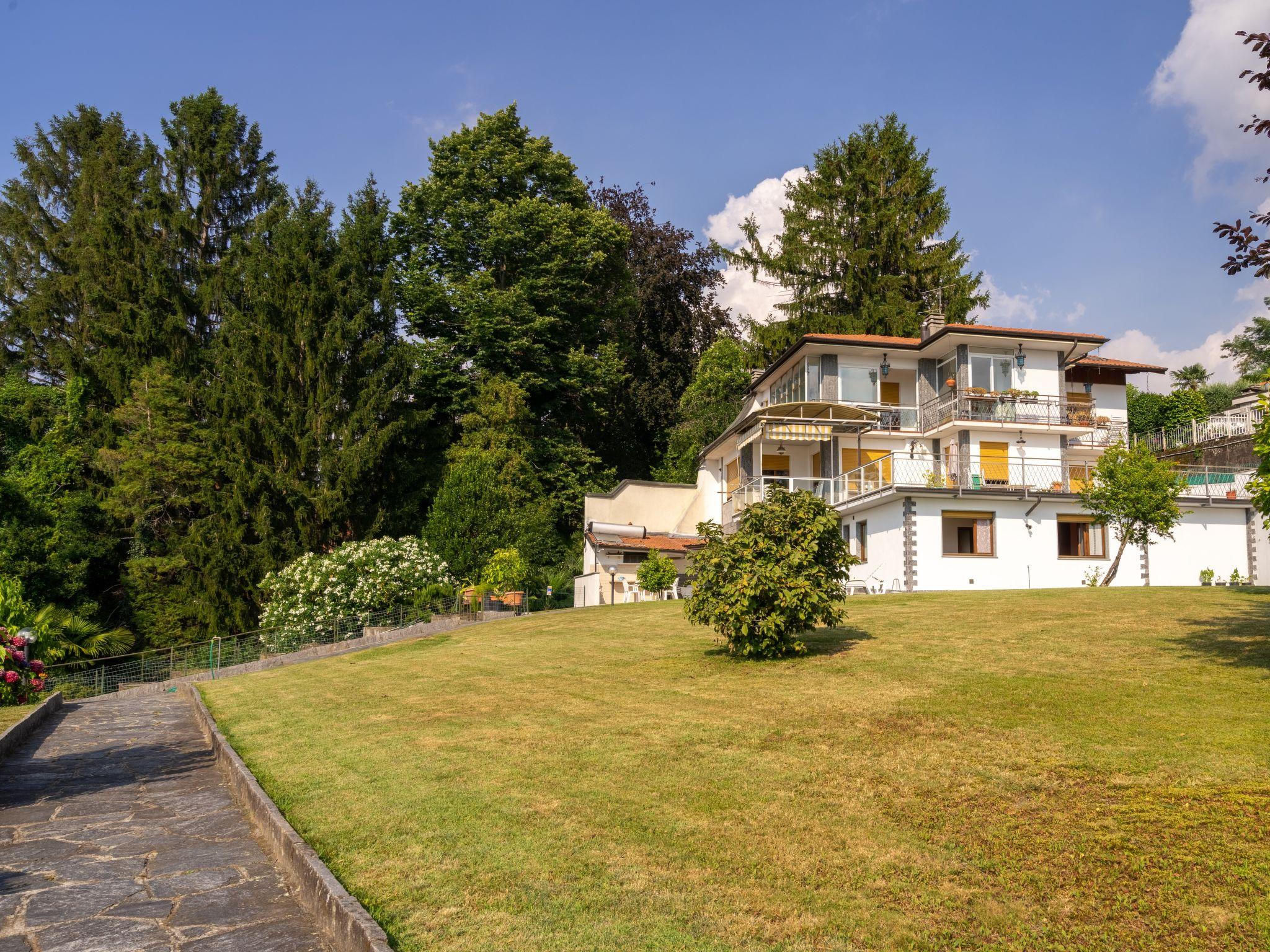 Foto 3 - Apartamento de 2 habitaciones en Porto Valtravaglia con jardín y vistas a la montaña