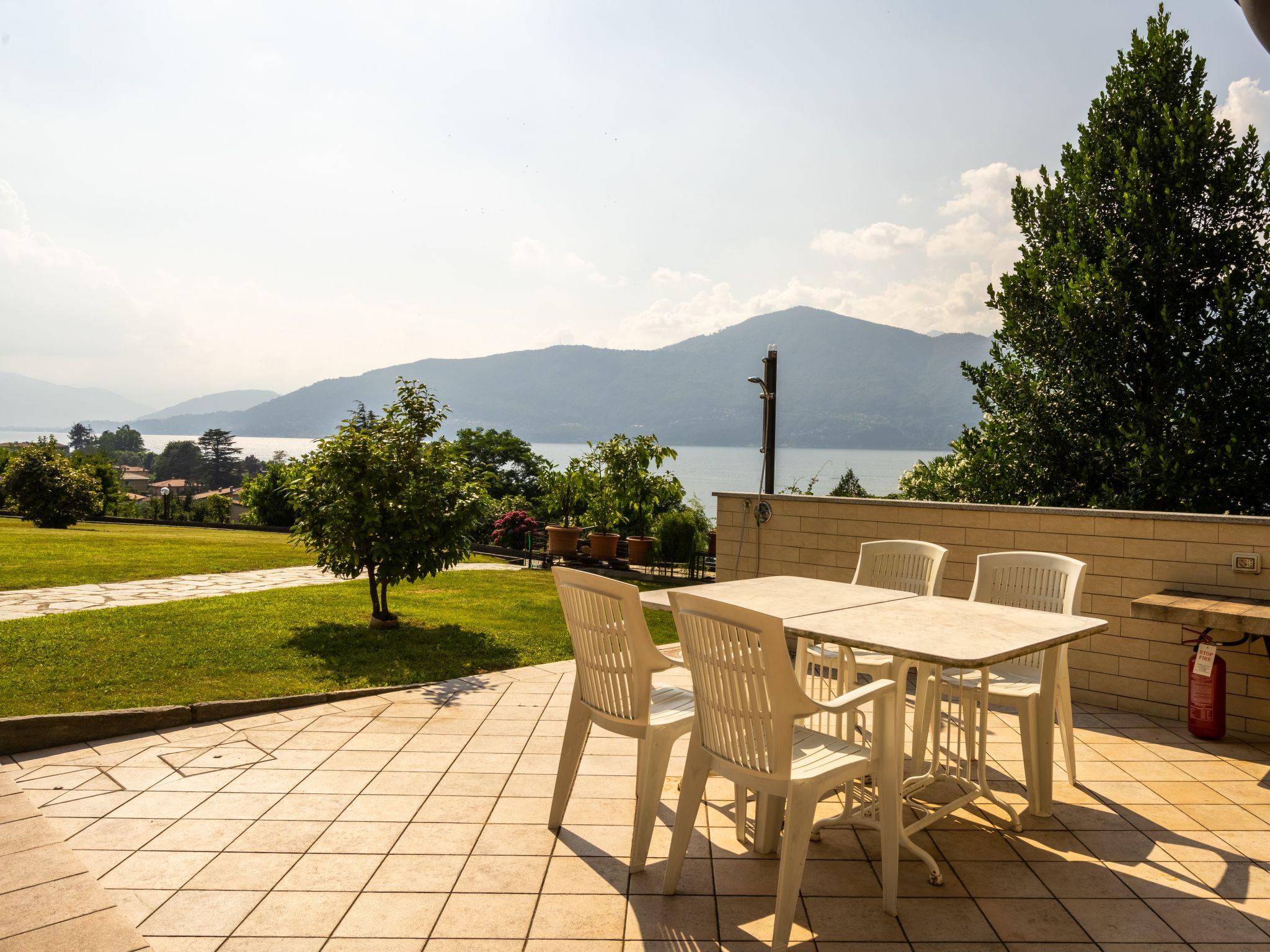 Foto 13 - Apartamento de 2 habitaciones en Porto Valtravaglia con jardín y vistas a la montaña