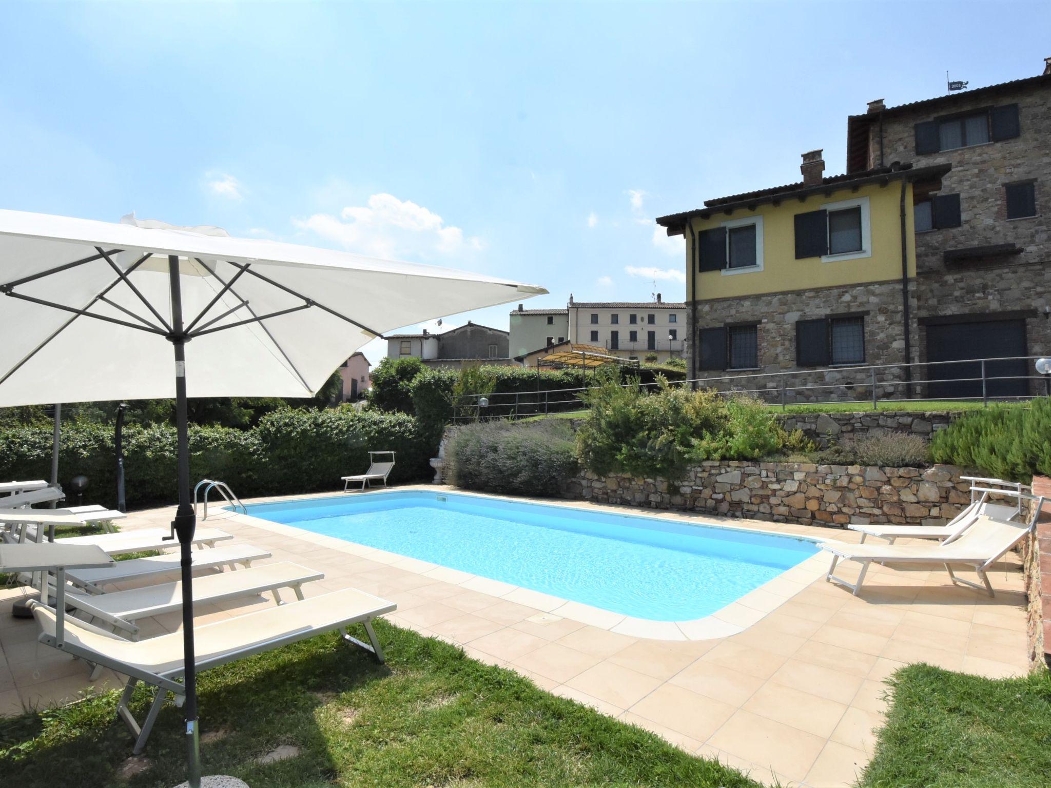 Foto 1 - Apartamento de 1 habitación en Castana con piscina y jardín