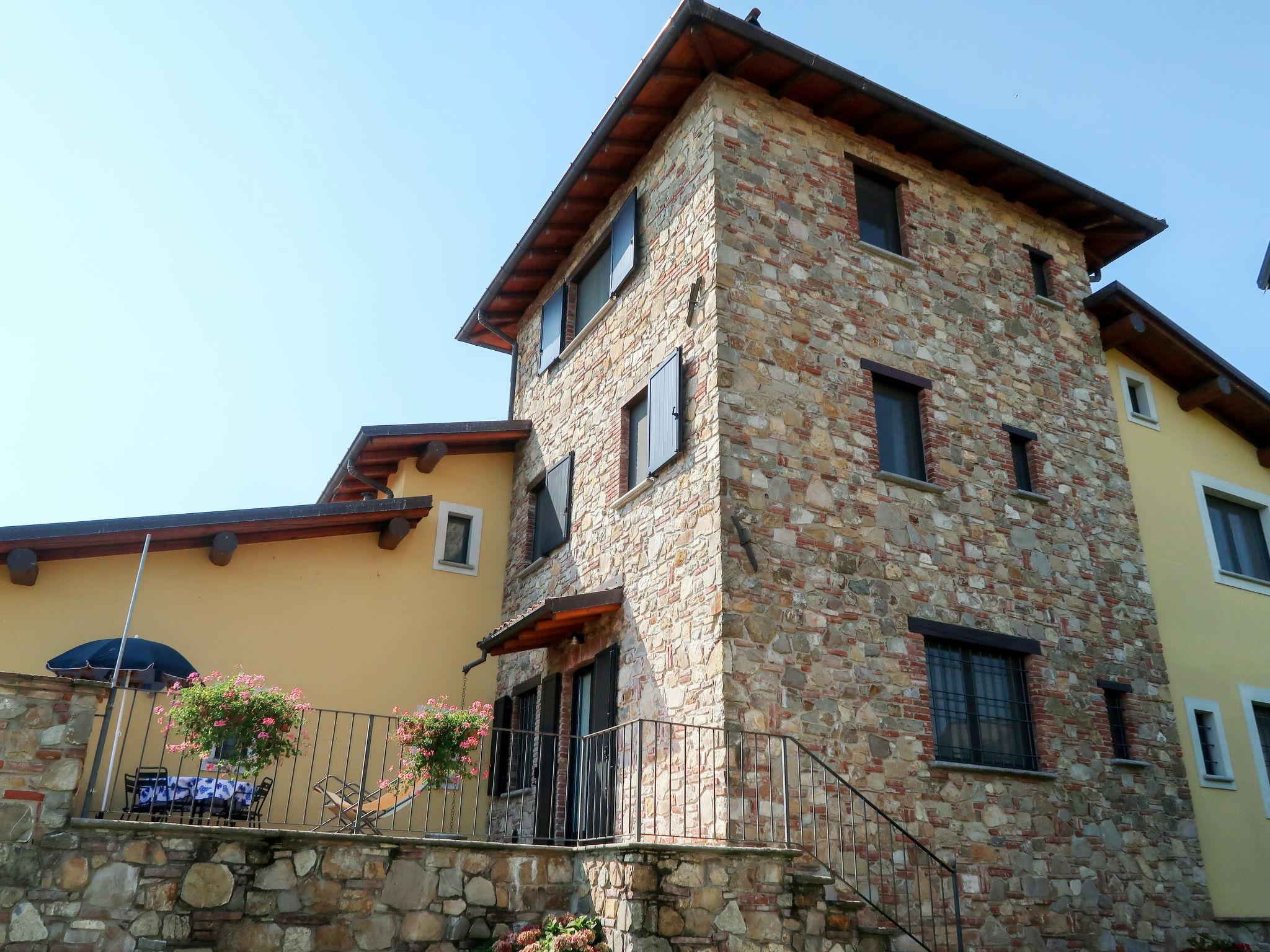 Photo 2 - Maison de 2 chambres à Castana avec piscine et terrasse