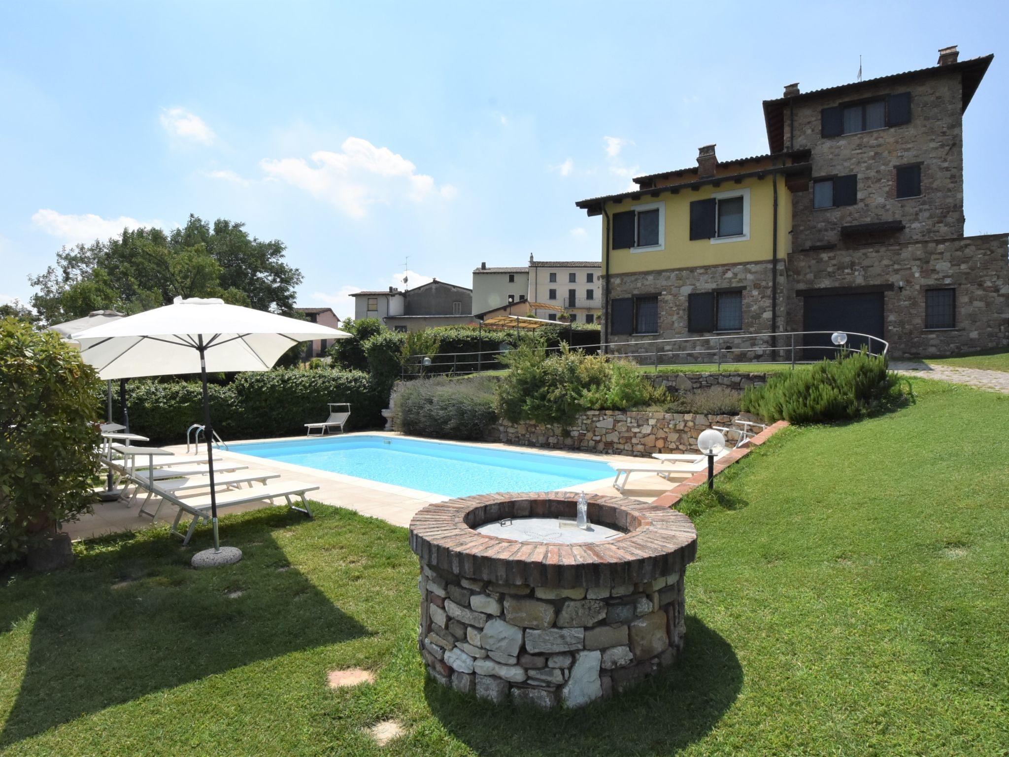 Foto 13 - Apartamento de 1 habitación en Castana con piscina y terraza