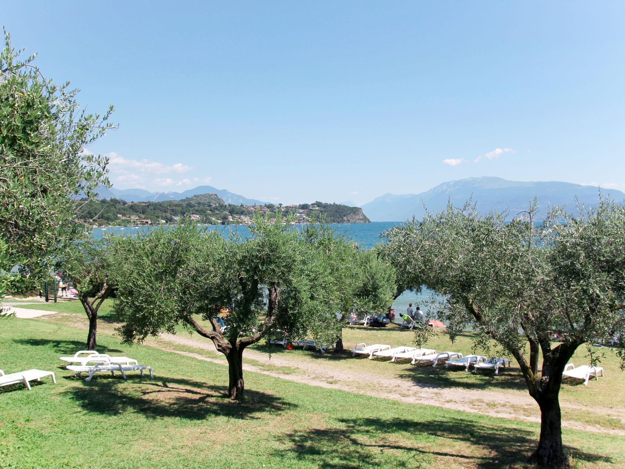 Foto 20 - Haus mit 1 Schlafzimmer in Manerba del Garda mit schwimmbad und blick auf die berge