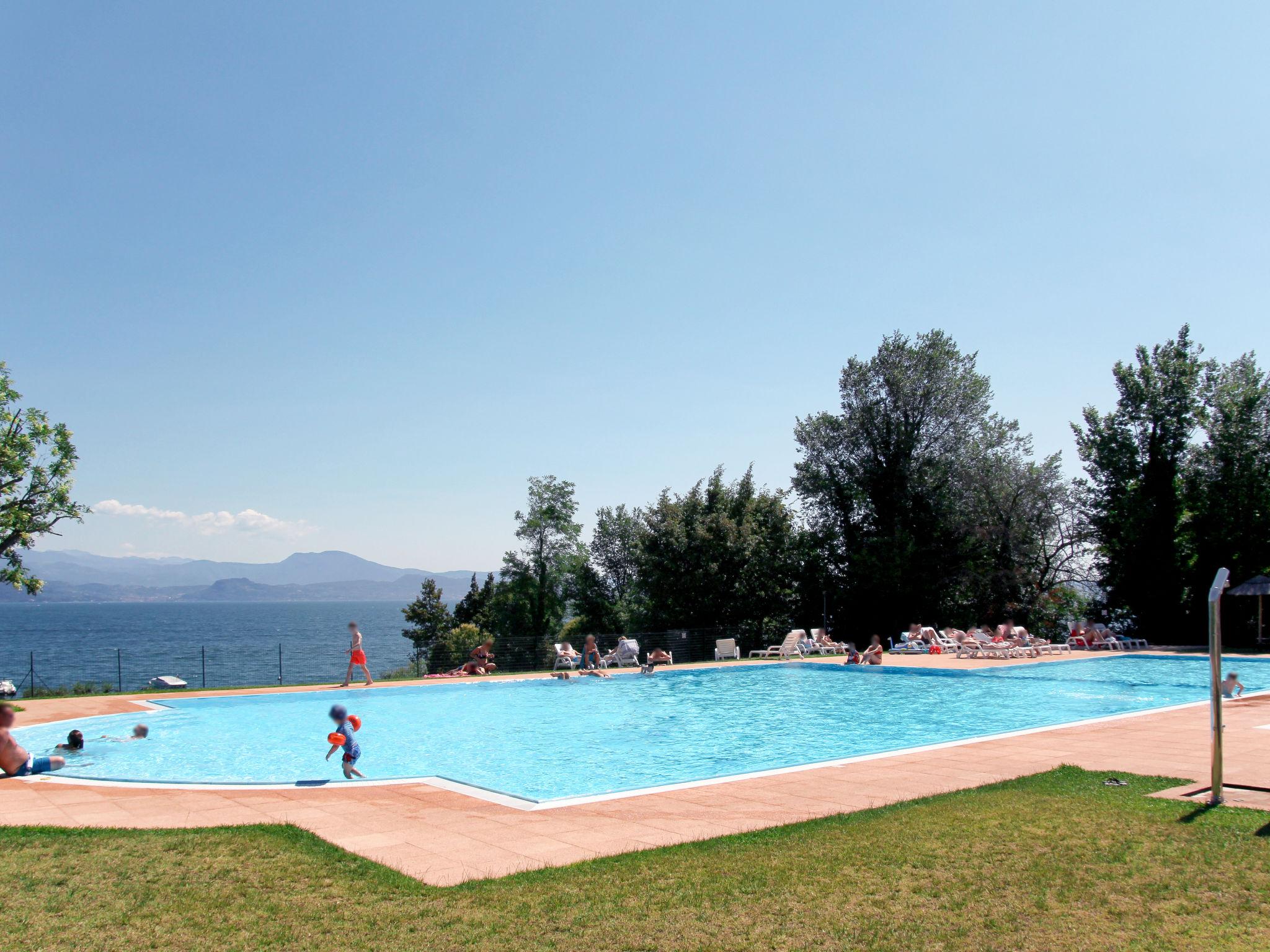 Foto 17 - Haus mit 1 Schlafzimmer in Manerba del Garda mit schwimmbad und blick auf die berge