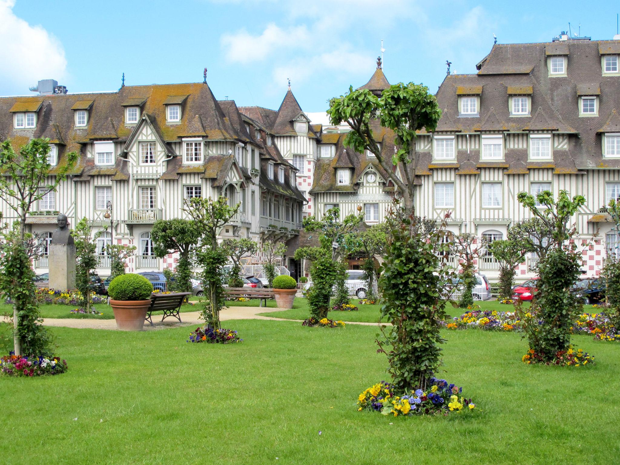 Photo 18 - 1 bedroom Apartment in Deauville with terrace and sea view