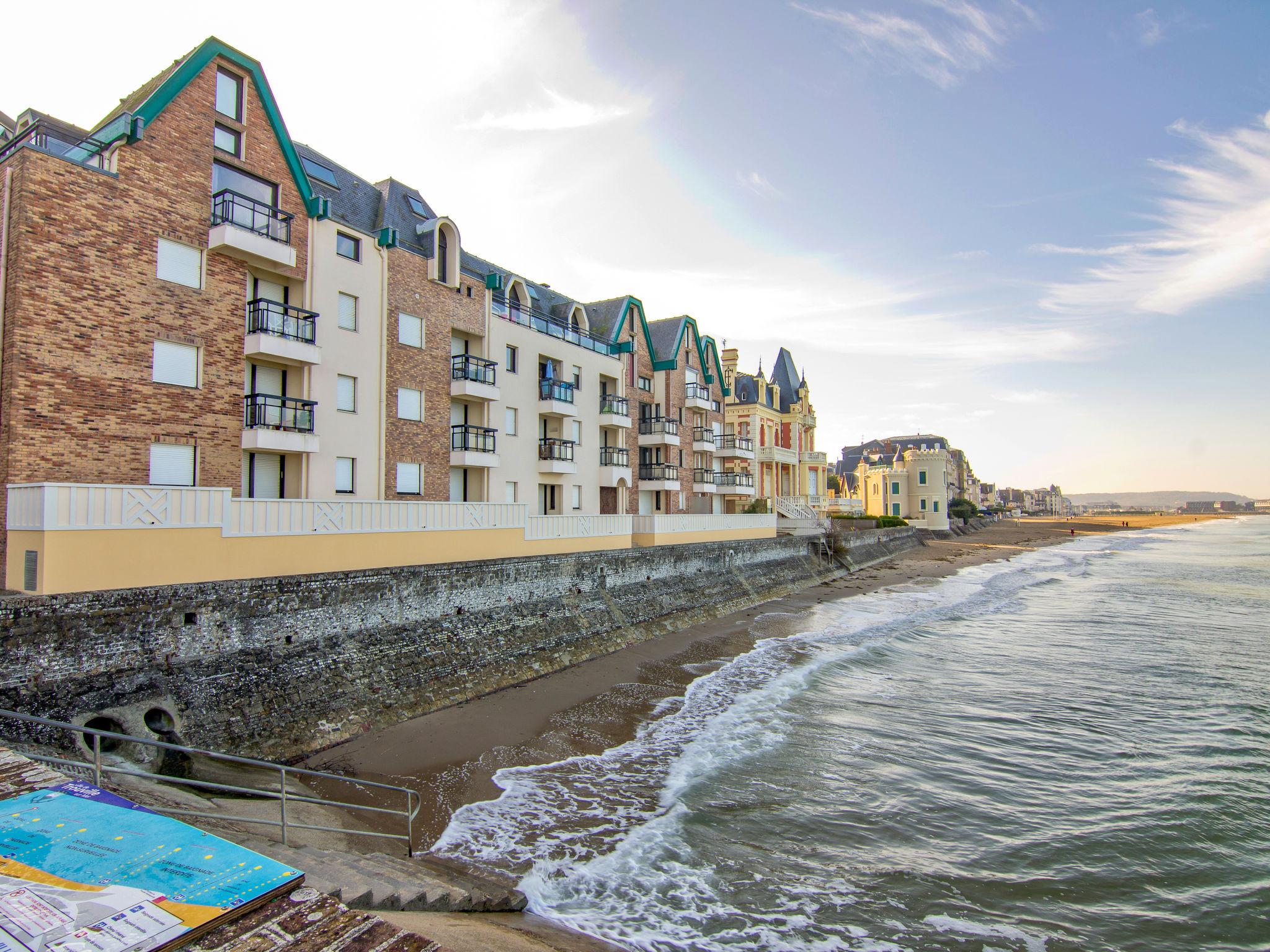 Foto 5 - Apartamento de 1 habitación en Trouville-sur-Mer con terraza y vistas al mar