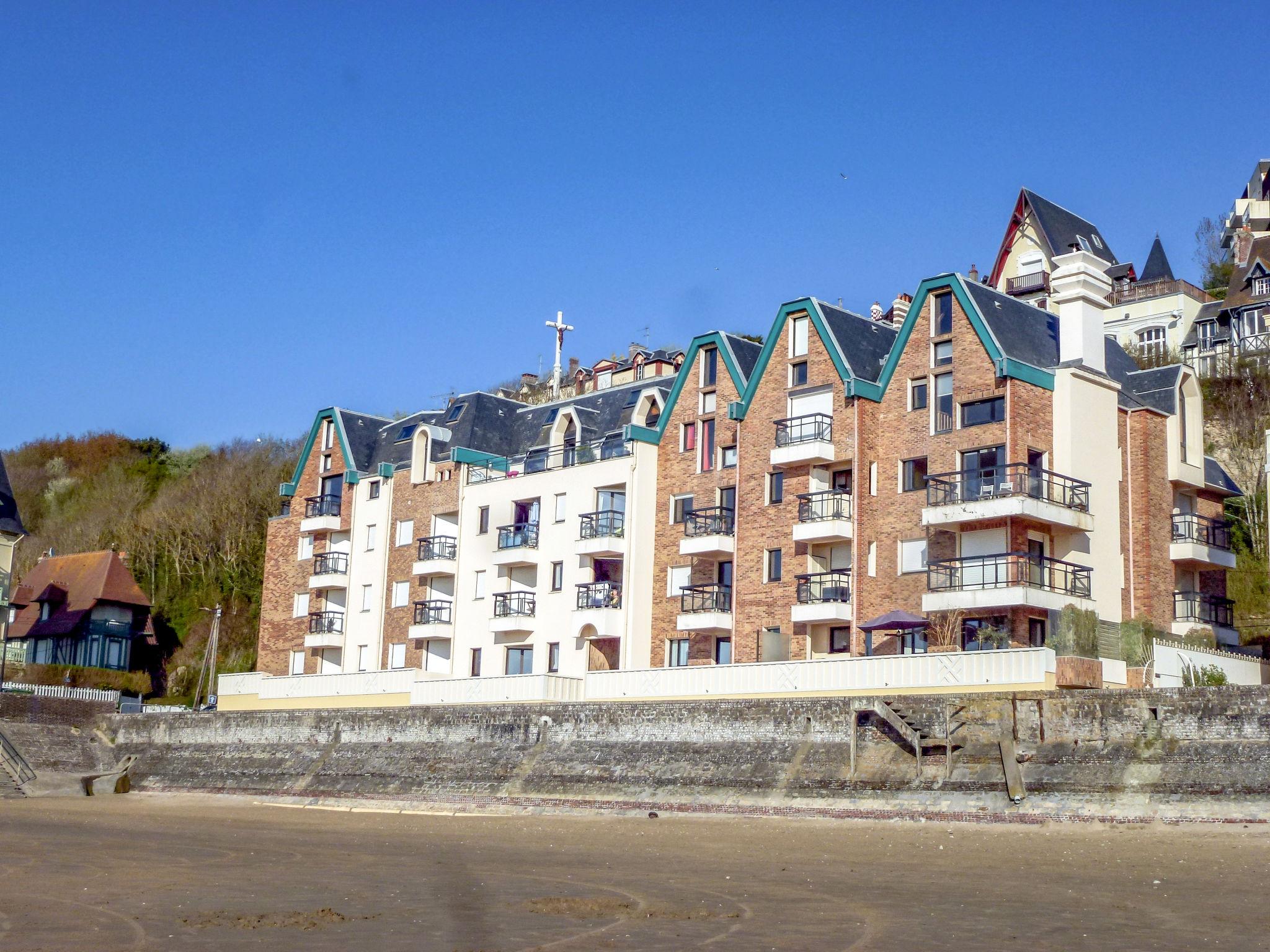 Foto 18 - Appartamento con 1 camera da letto a Trouville-sur-Mer con terrazza e vista mare