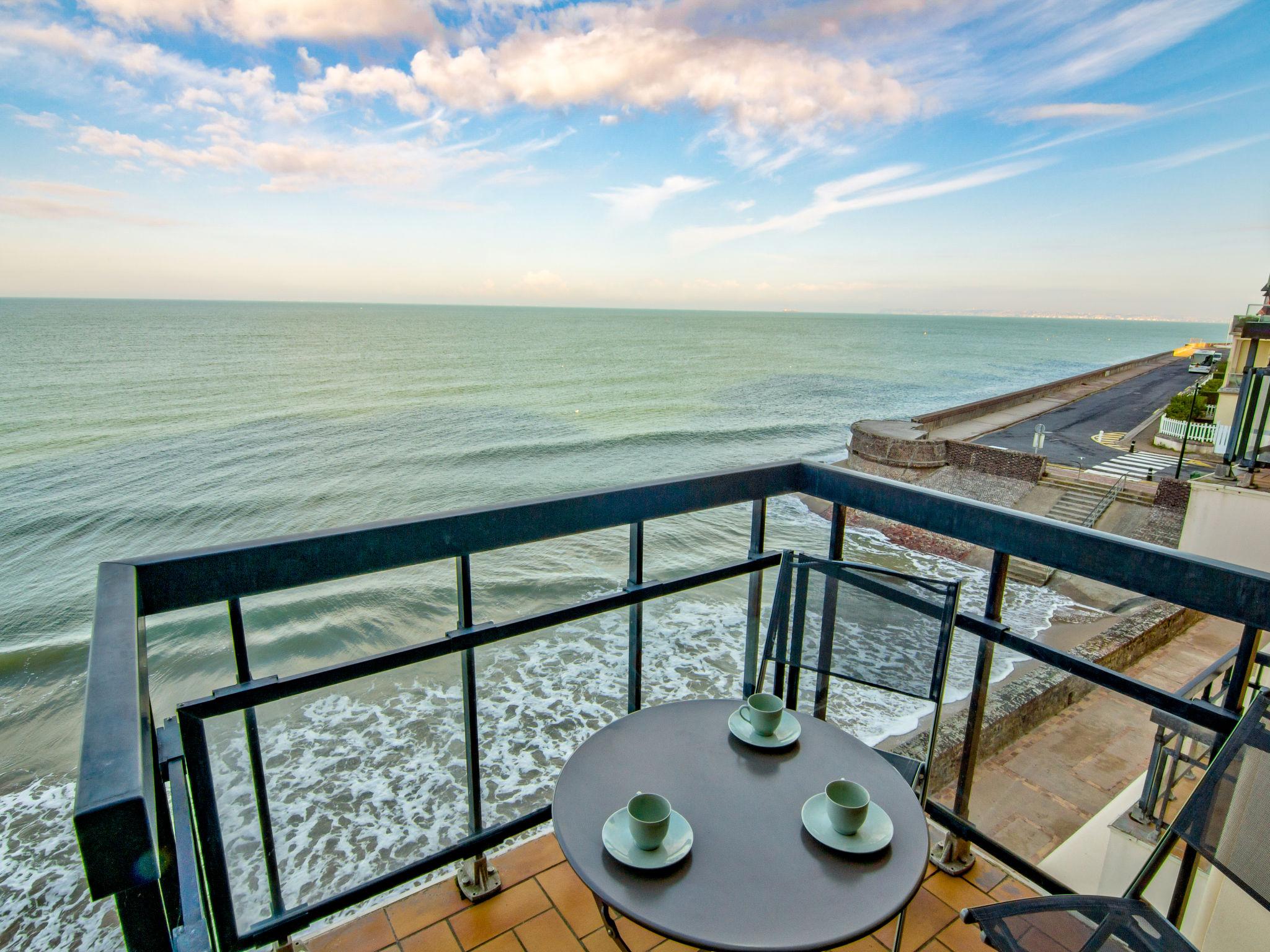 Foto 16 - Appartamento con 1 camera da letto a Trouville-sur-Mer con terrazza e vista mare